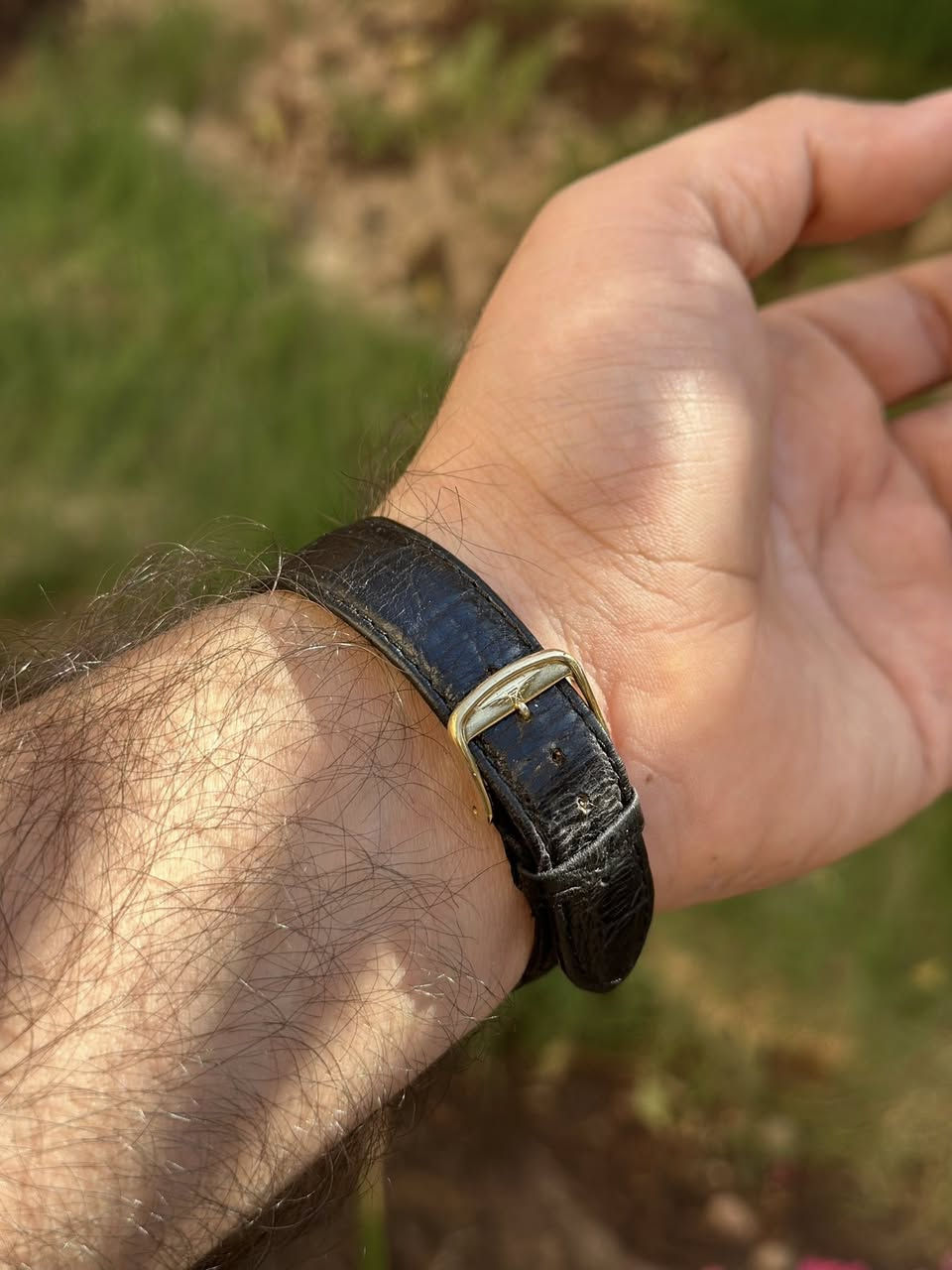 السلام عليكم 
#مزاد لاعلى سعر

:
 • الماركة: Longines
 • المنشأ: Swiss Made (سويسري)
 • رقم المرجع (Reference): L4.637.2
 • الرقم التسلسلي: 27508581
 • الخلفية:Stainless Steel Back(غطاء خلفي ستانلس ستيل)
 • الحالة: كلاسيكية قشطة (Ultra Slim Style)
 • الميناء: ذهبي/شامبين سادة مع مؤشرات عصوية ذهبية
 • العقارب: سوداء رفيعة (ستايل كلاسيكي)
 • الحزام: جلد / غير مستبدل
 • الهيكل: مطلي بلون ذهبي (Gold Plated )
⸻
 الساعة  #للبيع - لاعلى مبلغ -
اصحاب الخبرة يعرفون قيمتة
⸻


**إذا كنت صاحب هذا الإعلان وتريد حذفه لأي سبب، رجاءا أرسل رسالة إلى الدعم الفني**