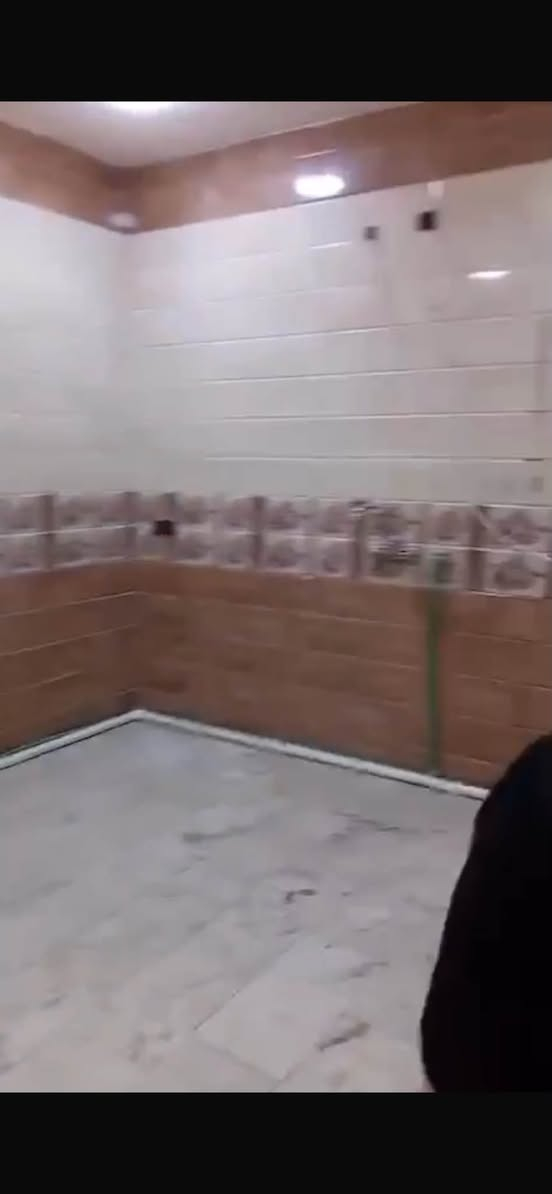 مشتمل حديث معزول طابق ارضي للايجار في قادسيه قرب ساحه قحطان موقع جيد مساحه ١٧٠ متر يحتوي على غرفتين نوم وصاله وهول ومطبخ وصحيات ٢ ومنور وكراج سعر الايجار ٨٠٠ دولار قفل للاستفسار ***********
