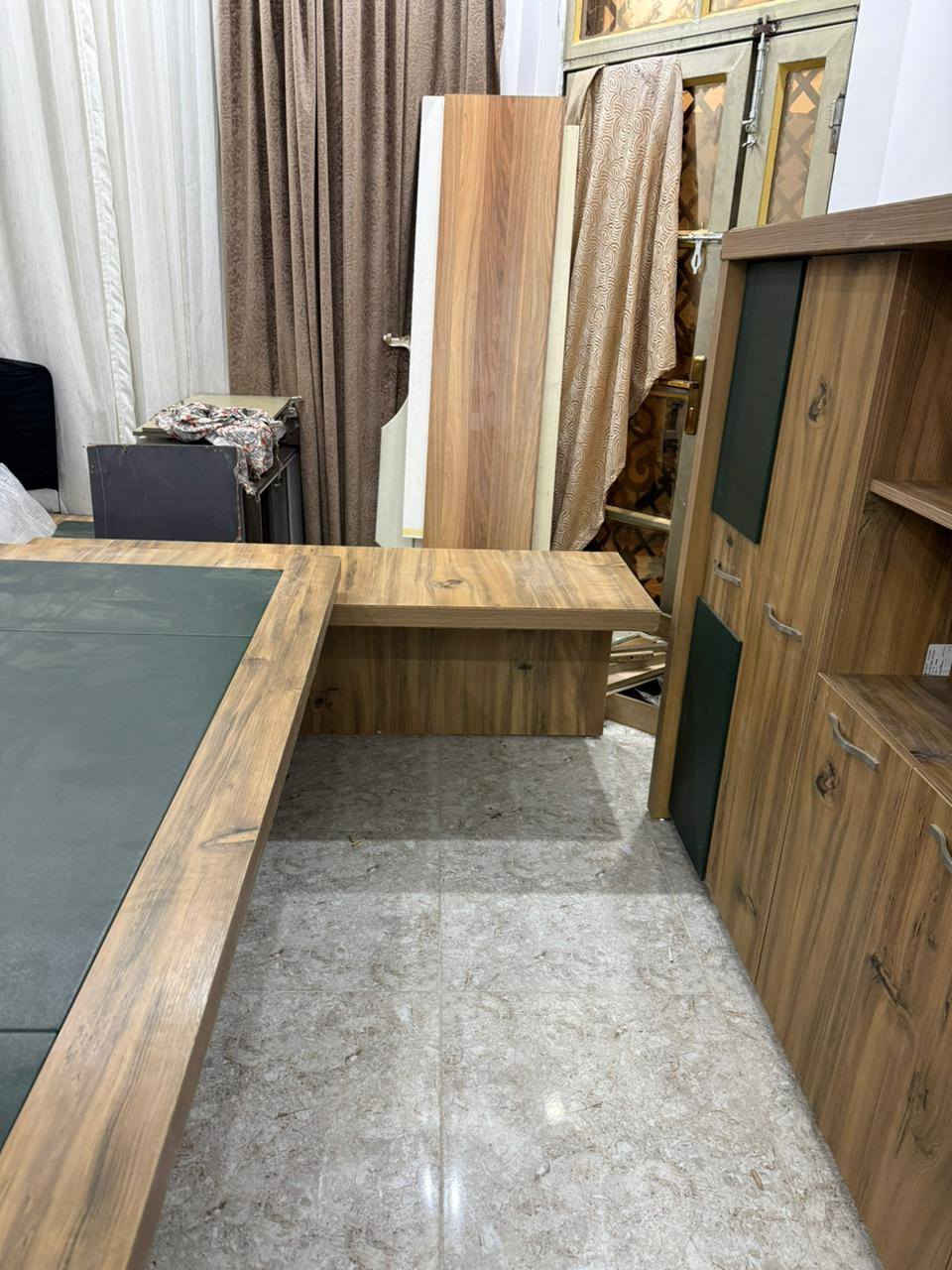 ميز مكتب ملكي انتيكا استعمال بصيط كلش بجيس العرض للميز مال مكتب مترين و ملحق خانات سعر٩٠٠ وبي مجال ***********
