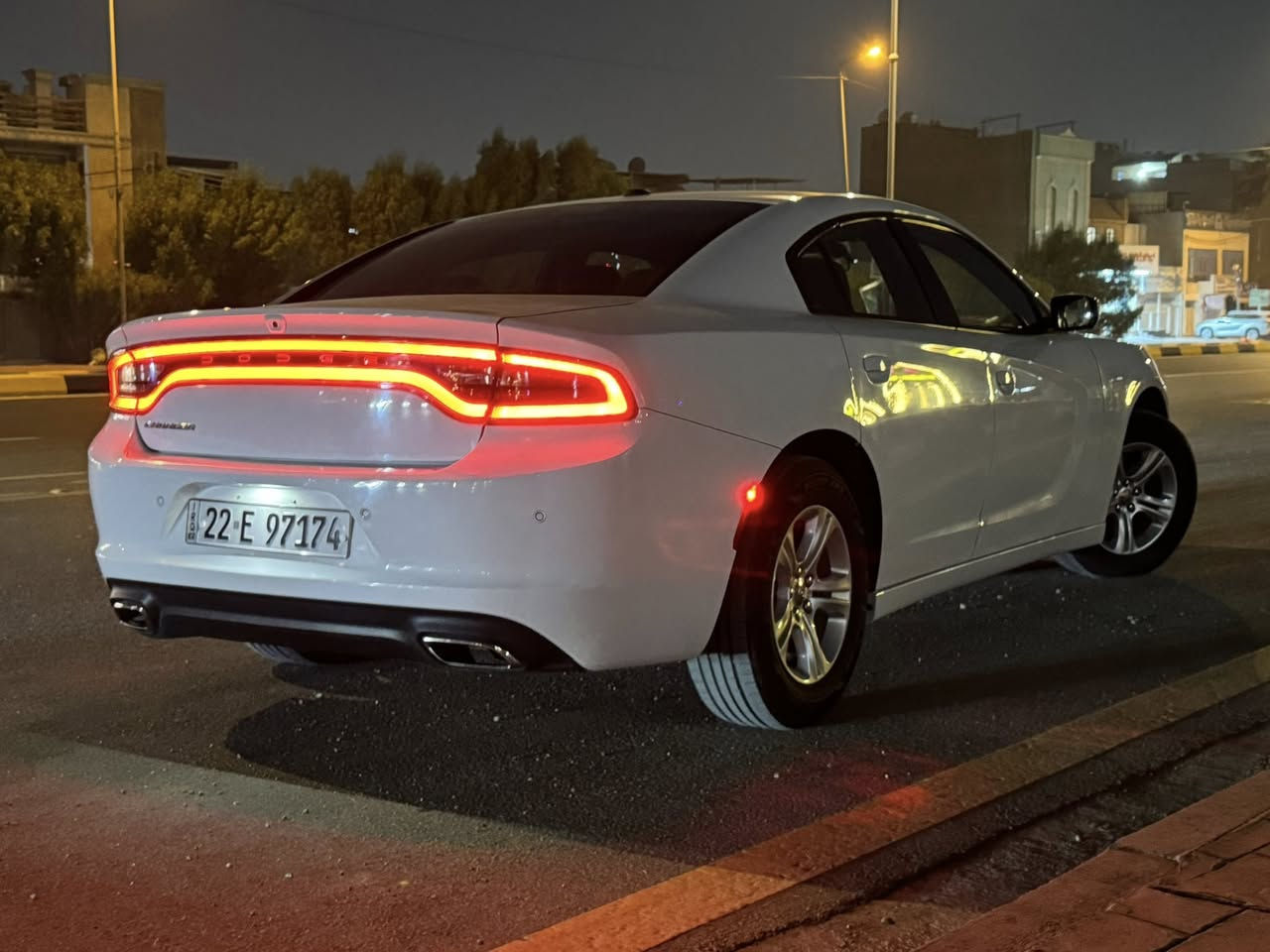 السلام عليكم جارجر 2022 لون ابيض وارد امريكي حادث جاملغ مبدل وباب مصلح نفسه بدون ايرباك وبيها بارد جاملغ خلف سائق ماشيه 60 ميل السعر 225 وبيها شي قليل غير متواجد في الخاص مكلف بلنشر للاستفسار *********** مكان السياره بغداد المنصور
