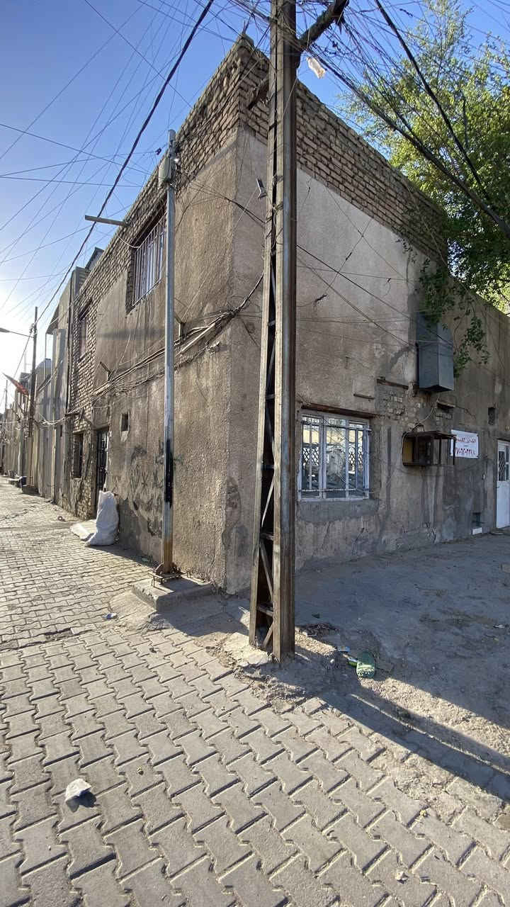 السلام عليكم بيت للبيع مساحة ١٠٠ نزال١٠ و واجهة ١٠ يحتوي على طابقين يحتوي طابق اول على استقبال و غرفتين و حمام و مطبخ و طابق ثاني غرفة و مخزن و سطح لا ستفسار على رقم +964 776 063 1975
