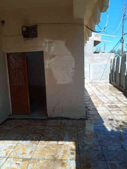 دار معروض للبيع مالك صرف ديوانية سنية الشارع التجاري قرب الدفاع المدني بداية الحي العسكري مساحة البيت 260 متر يقع على استقبال وهول وصاله وغرفتين وحمام ومطبخ وصحيات داخلية وخارجية مع ممر حول البيت ***********
