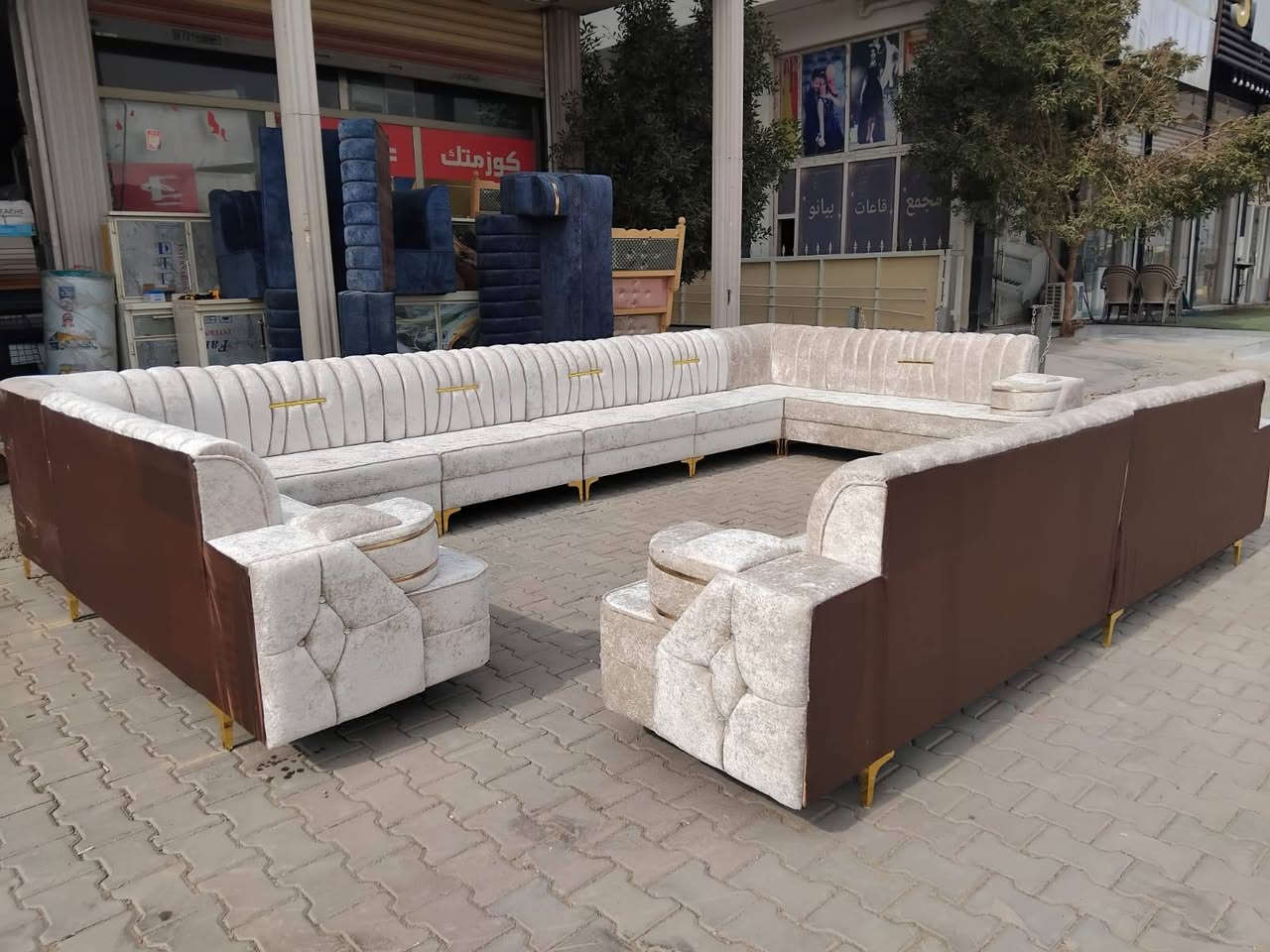 السلام عليكم 
وجبه ديوان ١١ مقاعد ٢٢ جديد شغل بلوك اسود سعر ٣٥٠ و ٣٧٥ 
مكان بعقوبه شارع تحرير بهرز مجاور قاعات بيانو مقابيل مستشفى الحياه استفسار *********** يوجد خدمه توصيل
