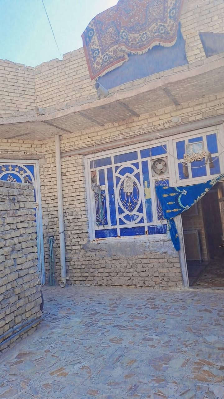 🏡 #دارللبيع 
♦️العنوان / حاوي النهضه -مقابيل معمل السفنج
المساحة 130م
 - استقبال 
 - غرفة نوم 
- صاله 
 - مطبخ  
 - صحيات داخليه
 - درج داخلي
السعر ٧٥
-مجمع صحيات خارجيه
داخل دربونه
☎️ للإستفسار يرجى الاتصال 
بالأرقام الموبايلات الواردة أدناه
📲 ***********   متوفر واتساب 
#نستقبل_طلباتكم__وعروضكم 
مكتب بغداد للعقار الشطرة  الآمن للتسويق العقاري  ___
 الشطرة /شارع الفلكه قرب كراج الحضارات
