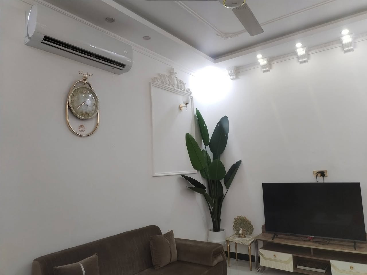 🏠 بيت (مشتمل) للبيع في الكوت - حي الخضراء

بسم الله الرحمن الرحيم
مشتمل طابقين مميز للبيع مع الأثاث الكامل، بناء درجة أولى وبموقع ممتاز. 

الموقع📍:
 الكوت، حي الخضراء (مقابل معارض السيارات).
المساحة : ١٠٠ م 
📐 التفاصيل والتقسيم:
 الطابق الأول: غرفة نوم + الملحقات الأخرى.
 الطابق الثاني: غرفتين نوم.
 حالة العقار: بناء درجة أولى (جاهز للسكن الفوري مع الأثاث).
📞 للتواصل والاستفسار:
للمزيد من التفاصيل ومعرفة السعر، يرجى الاتصال على الرقم التالي:

***********
او زورونا في موقعنا : كوت - حي الخضراء - مقابيل البيع المباشر 
تابعونا لرؤية احدث العقارات والقطع  السكنية والزراعية📍
