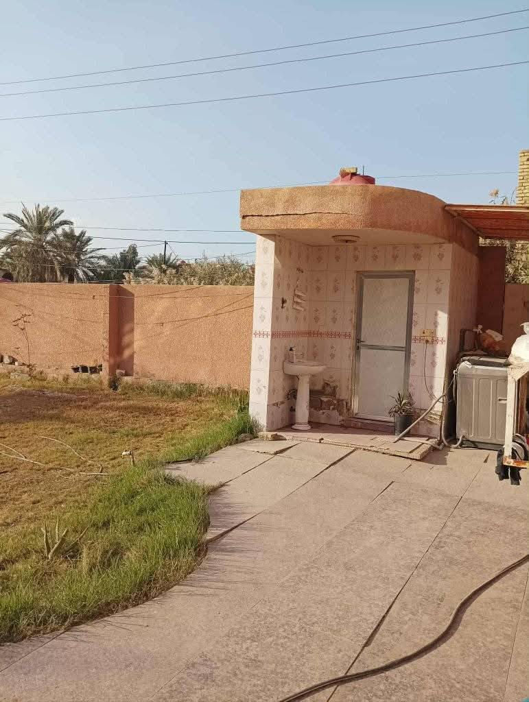 للبيع دار طابو صرف المساحه 474غرفتين نوم وهول وستقبال مطبخ حار وبارد الطابق الثاني  نوم وهول ومخزن كبير خدمات كامله يبعد عن الشارع العام 5متر ورديه خارج ابو مصطفى للعقار *********** السعر خاص
