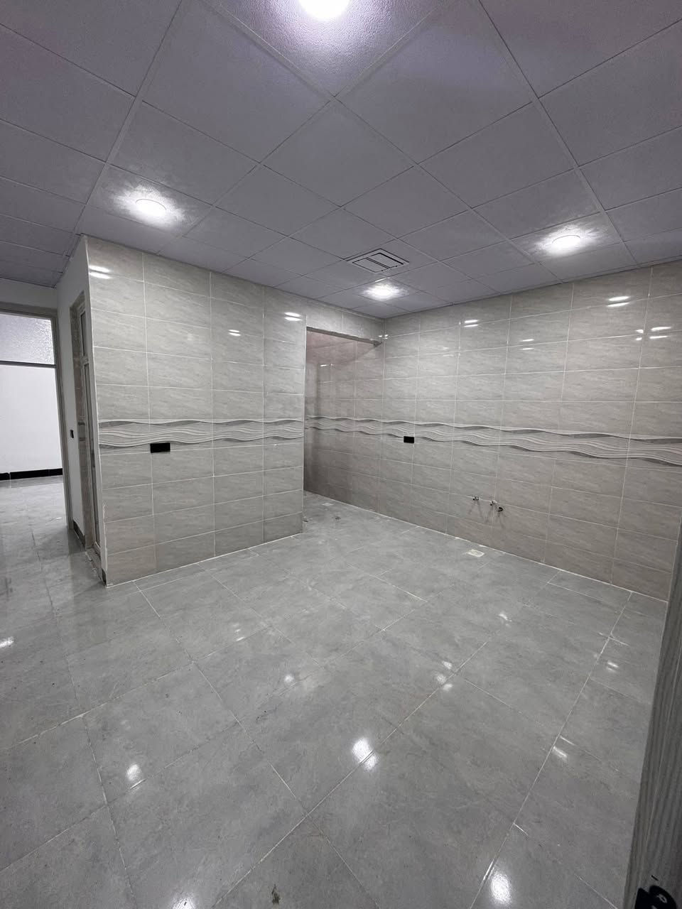 دار للبيع طابق ونص ملكي 
محجوز للمصرف العقاري تقديم جديد 
مساحته /100م واجه 5م طابق ونص .
درج خارجي 
طابق الاول /استقبال ومطبخ وصحيات وغرفة نوم وطابق ثاني غرفة نوم وصحيات درج خارجي 
موقع /قادسية -شارع ابو وليد 
مقدمة /37مليون وباقي عالمصرف العقاري مطلوب قسط شهري 438الف شهريا 
استلام مفتاح
للاستفسار /***********
