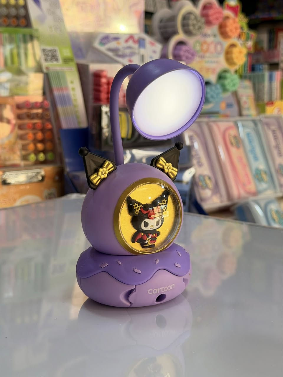 ✨ تيب لامب + مقلمة بتصاميم شخصيات لطيفة ✨  

قطعة تجمع بين الإضاءة وتنظيم الأقلام بشكل جميل على المكتب.  
تصاميم كيوت تضيف لمسة مميزة لمكان الدراسة أو العمل.

المميزات:  
• إضاءة LED مناسبة للدراسة  
• مقلمة مدمجة لتنظيم الأقلام  
• بعض الموديلات تحتوي على مبراة  
• تصميم شخصيات جذاب وألوان جميلة  

مناسبة للطلاب وللهدايا أيضاً 🎁  
سعر مناسب وجودة حلوة 💯
عند مكتبة الامتياز ✨

📍 حلة - شارع60 - داخل فرع مرطبات كوكيز
#مكتبة_الامتياز #مكتبة #تيبلام


**إذا كنت صاحب هذا الإعلان وتريد حذفه لأي سبب، رجاءا أرسل رسالة إلى الدعم الفني**