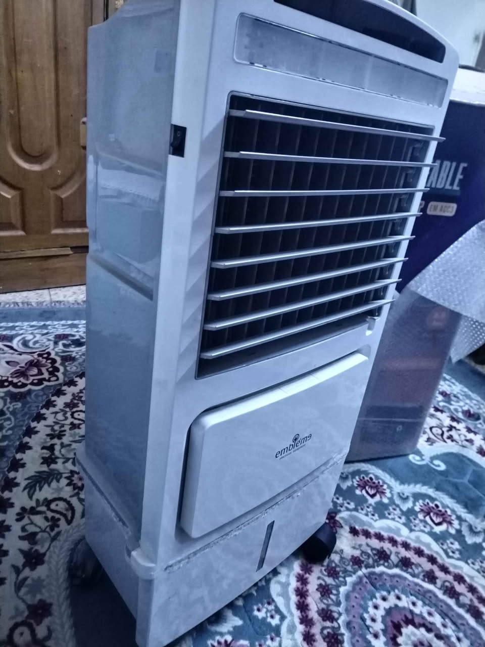 مبردة شحن Embreme Rechargeable للبيع
السعر: 100,000 دينار عراقي

المميزات:

- تعمل على الشحن والكهرباء
- تبريد قوي ومناسب للصيف
- بطارية تدوم لفترة جيدة
- هادئة بالاستخدام
- حجم عملي وسهلة النقل

العطل:
حق الماي ما ينزل على الحلقات ويحتاج تصليح بسيط، باقي الأمور شغالة زين.

السعر مناسب جداً مقارنة بسعر الجديدة. بغداد, العراق


**إذا كنت صاحب هذا الإعلان وتريد حذفه لأي سبب، رجاءا أرسل رسالة إلى الدعم الفني**