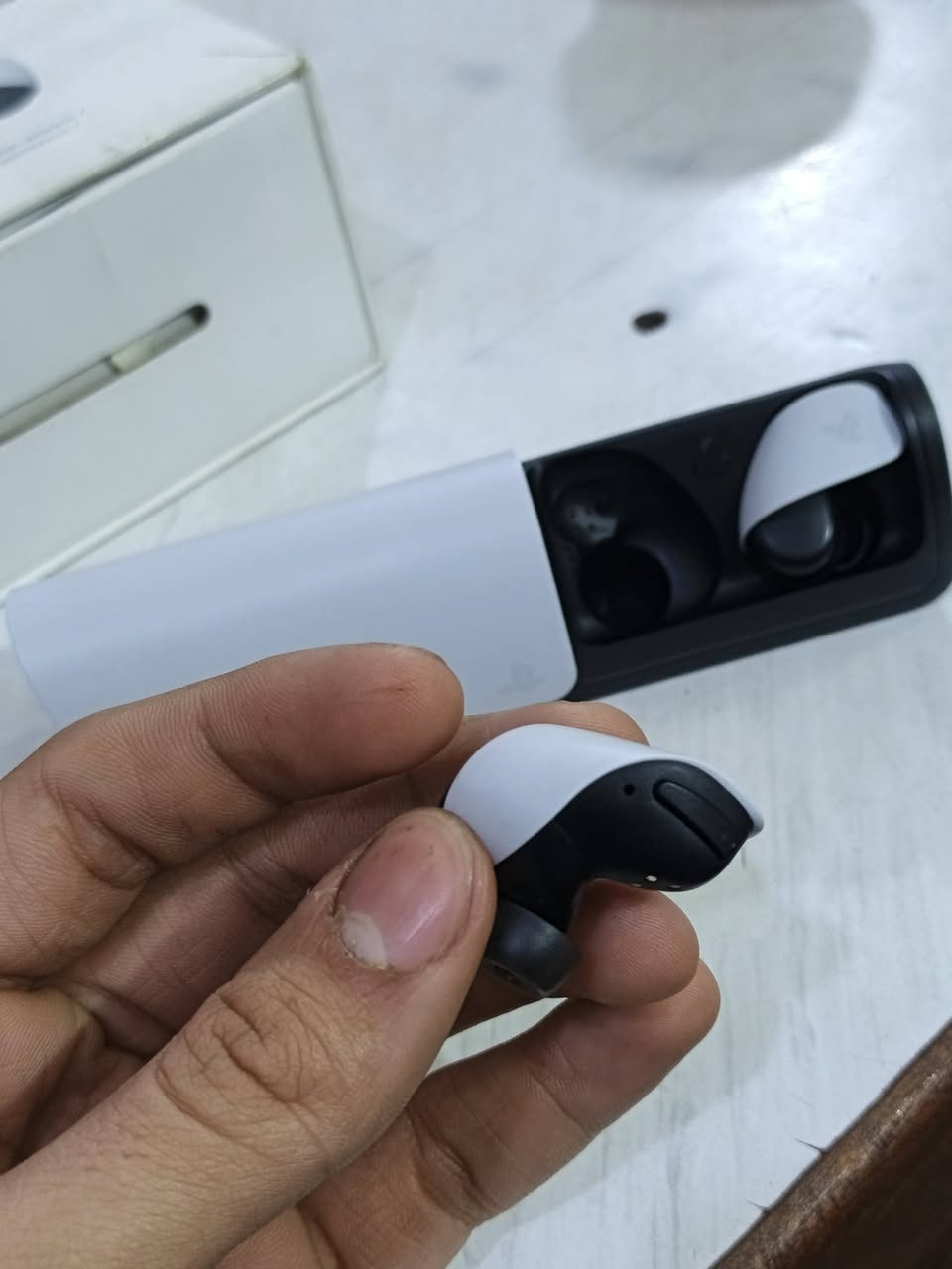 سماعات بلي فايف ايربود
السماعات شخط واحد مابيهن صوتهن كلش واضح 
بس كارتونتهن تعبانه وغراضهن كاملات 
سعره 130 الف للتواصل واتساب ***********
