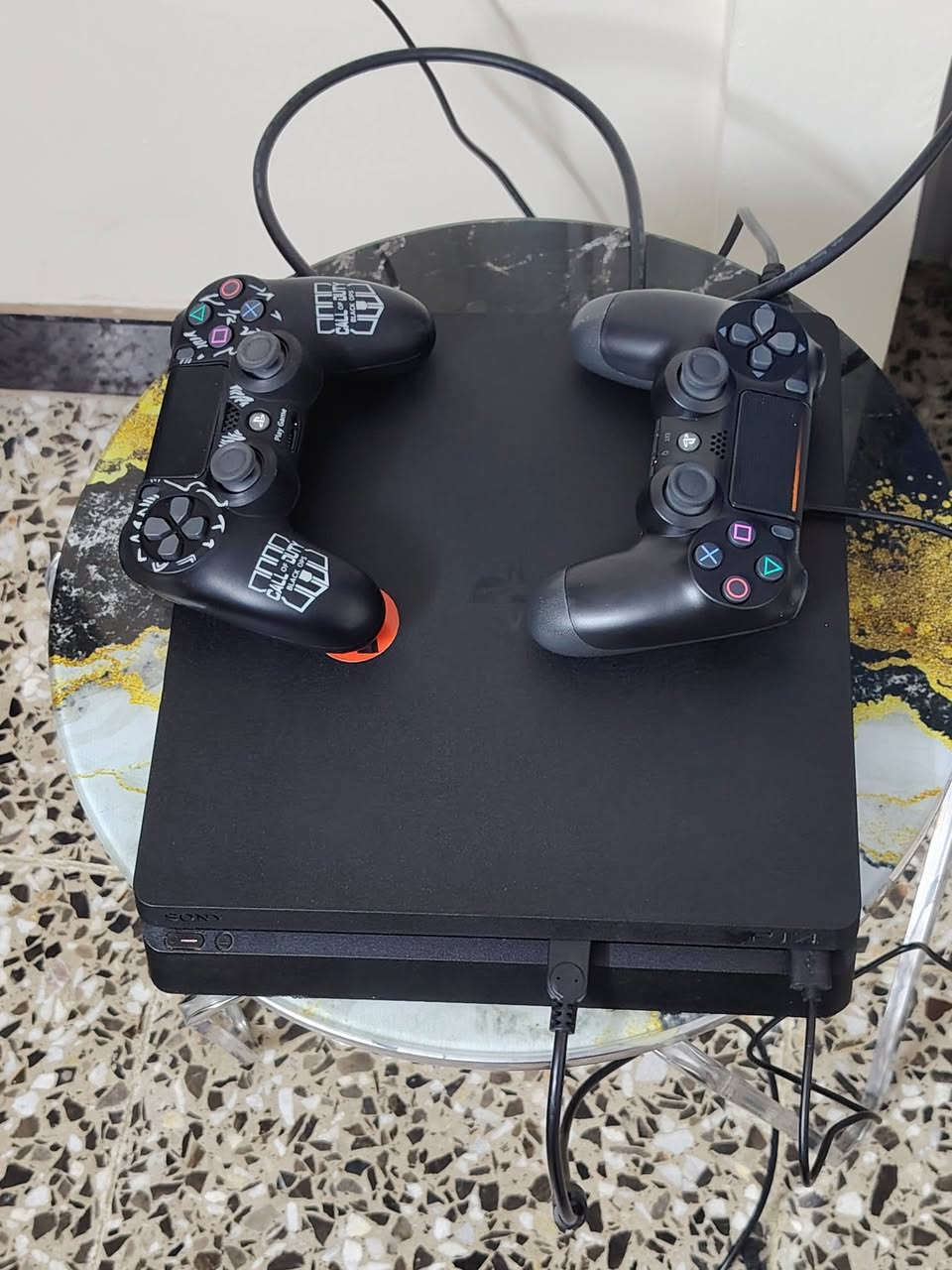 بلي 4 سلم  (1t تيره) مهكر نضام 9.00 افضل نضام
 لامفتوح ولا مصلح كامل ملحقات
جوستك عدد 2 وبي 12 لعبه مفولات
السعر 300 قفل
***********
