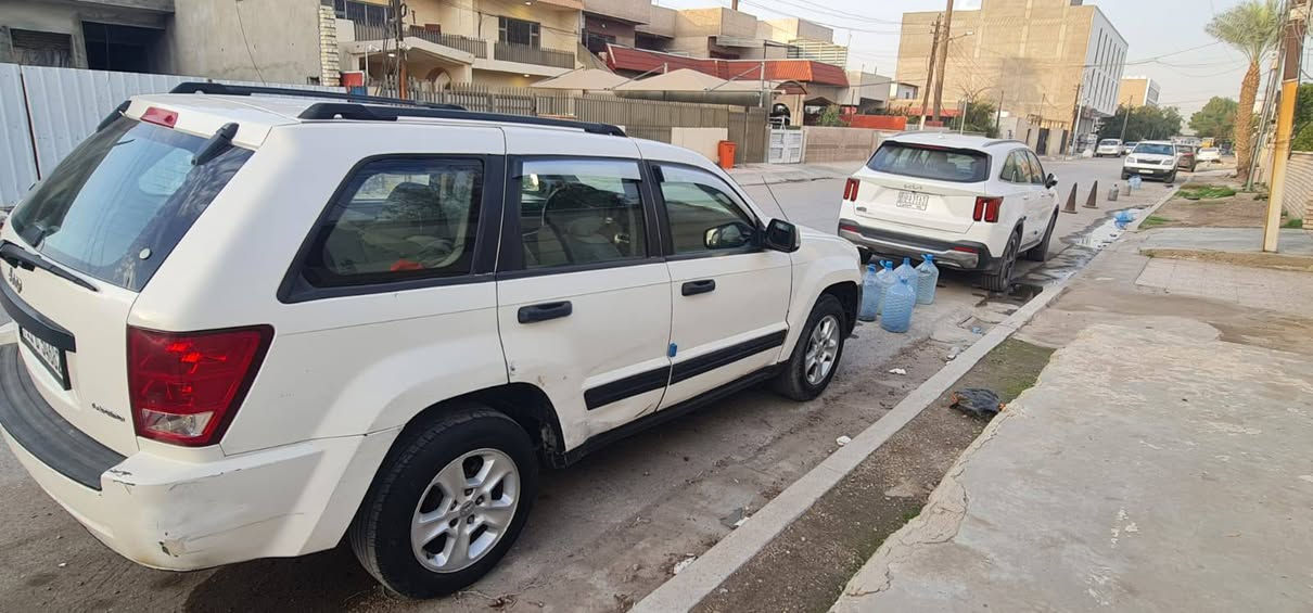 جيب لاريدو 2005
السيارة بأسمي
بيها صبغ صفحة اليمنى
سيارة جاهزة كير ومكينة جديد
طخم تايرات جديد 
كهربائيات شغالة
السعر 70 وبيها مجال قليل 
العنوان كمب سارة فرع نادي المشرق
الرقم ***********
