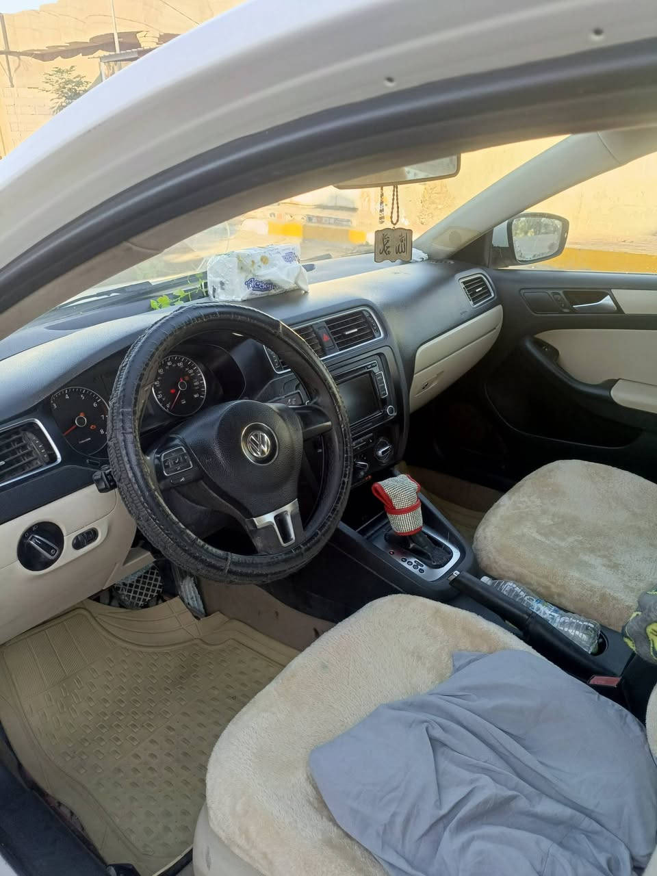 السلام عليكم  فوكس فاجن جيتا رقم بصره  بيها ضربه خفيفه باب الخلف باقيه علئ وضعها كير محرك  مكفول تخم تاير جديد غرفة جديده نقص كمبريسر تبريد عاطل سنويه باقي شهر تنفذ السعر 65 وبيه مجال قليل  للاستفسار اكثر علئ الرقم تالي *********** تصل وبيك خير وتدلل
