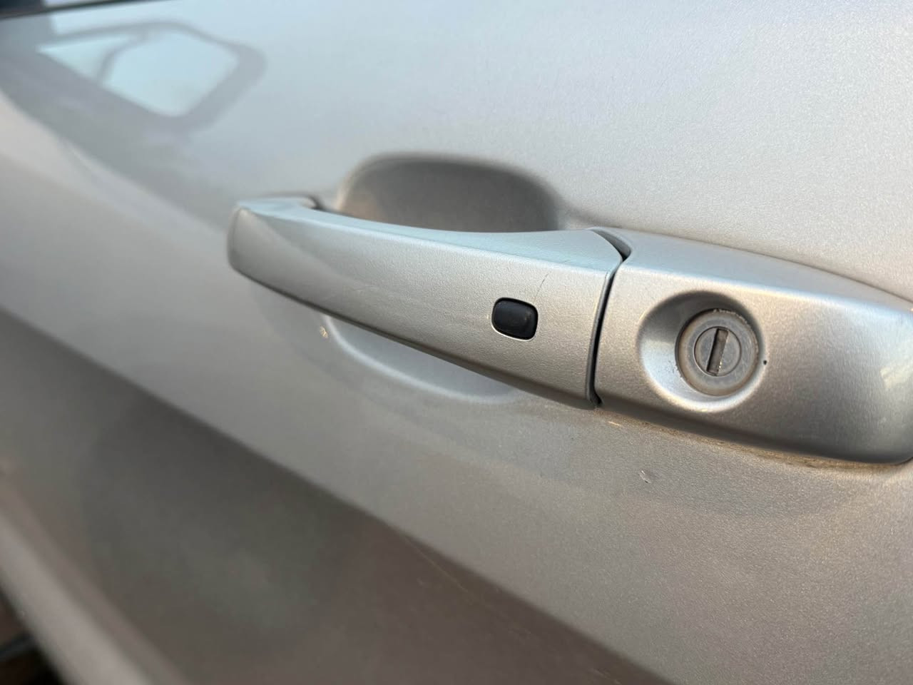 � للبيع أو المراوس: جيب لاريدو 2011 – كلين تايتل

🔥 سيارة نظيفة جداً ومجهزة بالكامل 🔥

📍 الحالة: كلين تايتل (بدون حادث)
📍 ملاحظة:: صبغ خفيف شوية فقط بالجاملغ أثر شخط، بدون معجون (فقط بخ)

🔧 المحرك والأداء:

 • مكينة جديدة مبدلة بالكامل (يعني تنساها 👍)
 • گير أوتوماتيك بحالة ممتازة
 • أداء قوي وثابت

🔑 الأنظمة والتشغيل:

 • تشغيل بصمة (Start/Stop)
 • تشغيل عن بُعد
 • بصمة أبواب + بصمة جنطة
 • نظام دخول ذكي (Smart Key)

🛋 الداخلية والراحة:

 • مقاعد جلد فاخرة (كشنات)
 • تدفئة وتبريد للمقاعد الأمامية (قطعتين)
 • تحكم كهربائي بالكشنات
 • إضاءة LED تحت الكشنات (ديكور مميز)
 • مكيف أمامي وخلفي (تبريد قوي – ثلاجة)
 • فتحات تكييف خلفية
 • مسند يد أمامي وخلفي
 • كراسي خلفية قابلة للطي (كشنات منفصلة)

📱 التقنيات والترفيه:

 • نظام صوتي ممتاز (عدة سماعات)
 • بلوتوث – USB – AUX
 • تحكم كامل من المقود
 • مثبت سرعة
 • شاشة عدادات واضحة وعصرية

🛡 الأمان والسلامة:

 • وسائد هوائية أمامية وجانبية
 • نظام ABS (مانع انغلاق الفرامل)
 • نظام مانع الانزلاق (Traction Control)
 • نظام الثبات الإلكتروني (ESP)
 • نظام توزيع قوة الفرامل (EBD)
 • نظام إنذار (Alarm System)

🌟 الخارجية:

 • أضواء أمامية (زينون أو LED)
 • كشافات ضباب
 • مرايا كهربائية قابلة للطي
 • زجاج كهربائي بالكامل

💎 ملاحظات:

✔ السيارة نظيفة وجاهزة للاستخدام
✔ مكينة جديدة – أهم ميزة بالسيارة
✔ ما تحتاج أي مصروف

💰 السعر: ( 166 وبيها مجال )
🔁 المراوس: شعندك دزلي 
📞 للتواصل: *********** بعقوبة, ديالى
