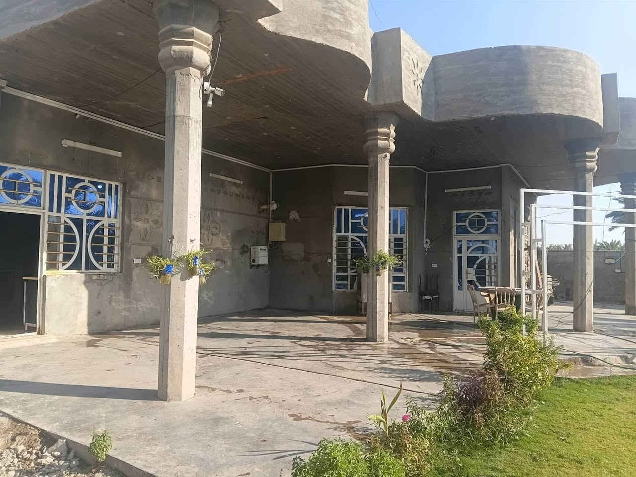 بيت سكني للبيع 📍الموقع: المصلحية – خلف مضيف الشيخ خليل النوار  
طابو سند (25).
المساحة: 1350 م
يتكون البيت من
* غرفتين.
* صالة.
* هول.
* مطبخ.
* صحيات داخلية وخارجية.
موقع هادئ ومعزول، ويضم حديقة كبيرة مزروعة بأشجار الحمضيات والتين، و أشجار النخيل، منها نخيل البرحي.
تواصل : ***********
