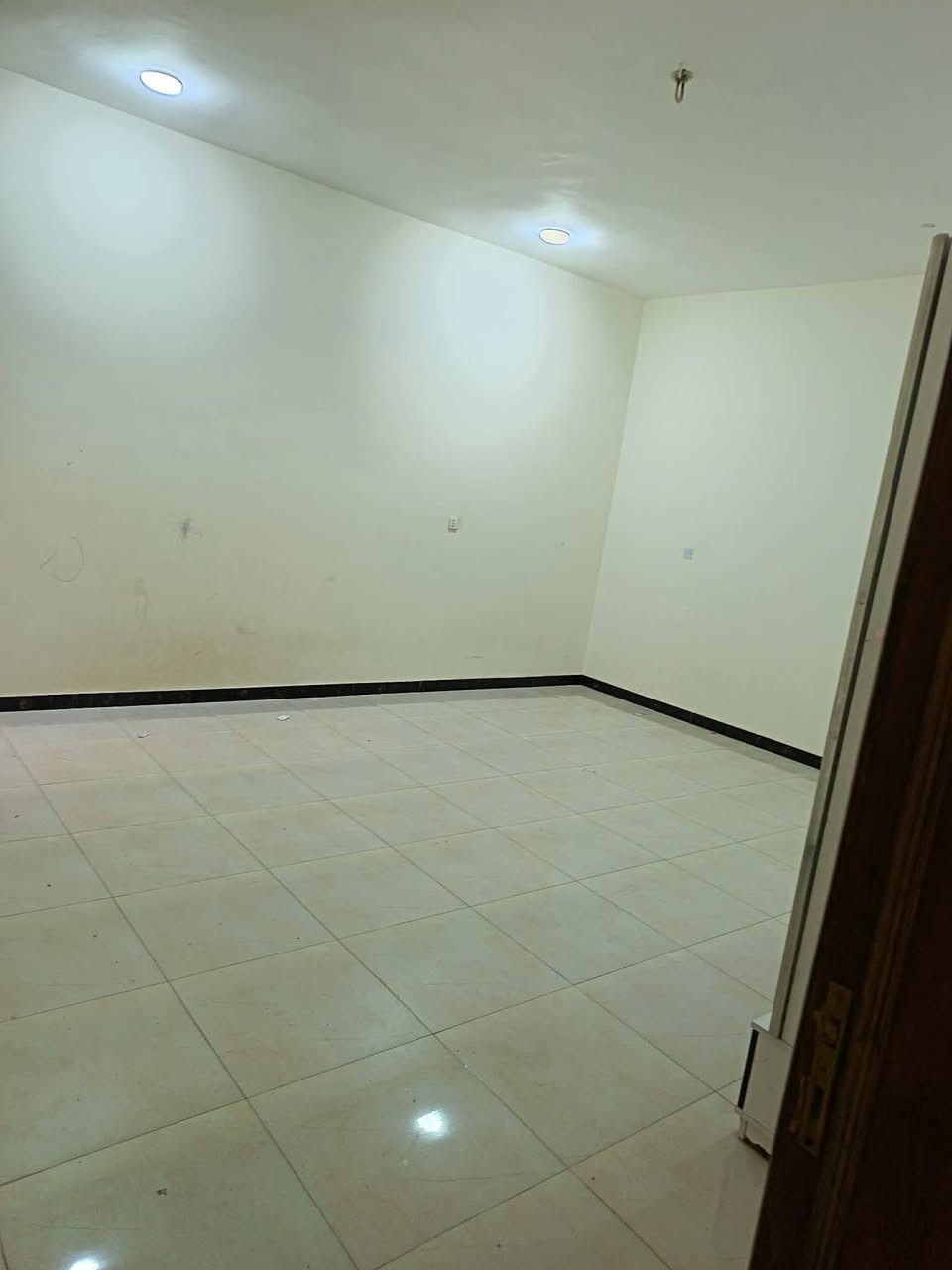 دار للبيع مجمع إسكان الدوح شارع النخيل المساحه ٢٥٠ م بناء سنة ٢٠٢٣ غير مطلوب يعني حر للاستفسار الاتصال على الرقم ***********
