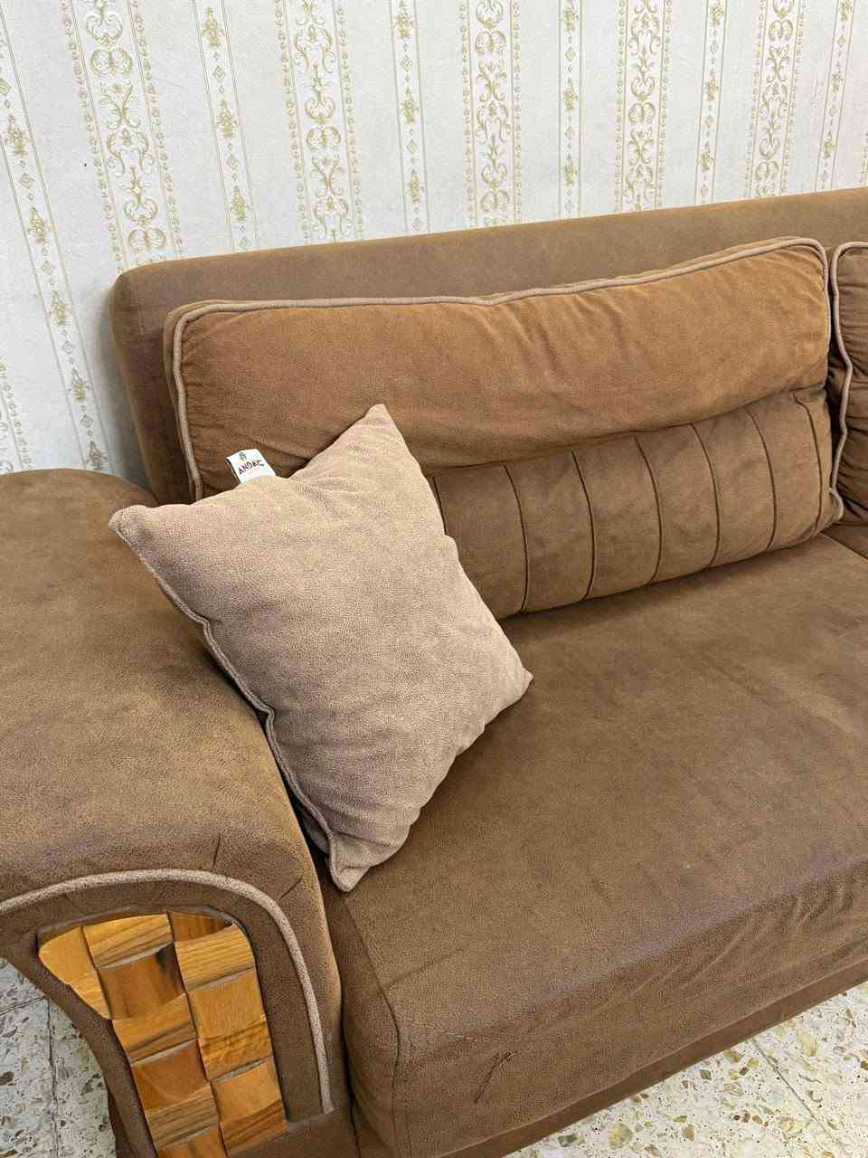 سلام عليكم اخواني جميعا عندي تخم تركي ١٠ مقاعد  ينفتح يصير سرير سعره ٤٠٠الف هذآ رقمي بيه واتساب***********
