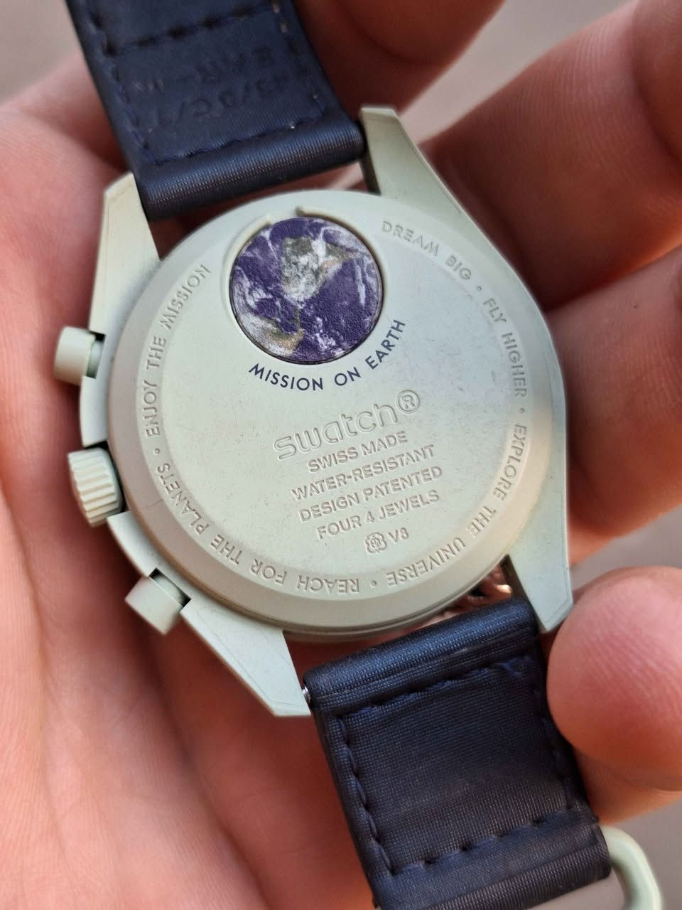 ساعة أوميغا x سواتش بيوسيراميك مون سواتش - ميشن أون إيرث (Omega x Swatch Bioceramic MoonSwatch - Mission on Earth). 
تفاصيل المنتج:
المجموعة: MoonSwatch، وهي نتيجة تعاون بين علامتي أوميغا وسواتش.
التصميم: تحتفي هذه النسخة بكوكب الأرض، وتأتي بهيكل بلون أخضر ترابي خفيف مع ميناء أزرق داكن وسوار فيلكرو® كحلي.
المادة: مصنوعة من مادة الـ بيوسيراميك (Bioceramic) المبتكرة والخاصة بسواتش، وهي مزيج فريد من ثلثي السيراميك وثلث مواد مشتقة حيوياً.
الميزات: تتضمن جميع السمات الرئيسية لساعة أوميغا سبيدماستر مون ووتش الأيقونية، مثل الهيكل غير المتماثل، ومقياس التاكيميتر، وشعار Speedmaster، مع لمسة عصرية بألوان مستوحاة من الفضاء والكواكب. مركز طوخ, القليوبية


**إذا كنت صاحب هذا الإعلان وتريد حذفه لأي سبب، رجاءا أرسل رسالة إلى الدعم الفني**