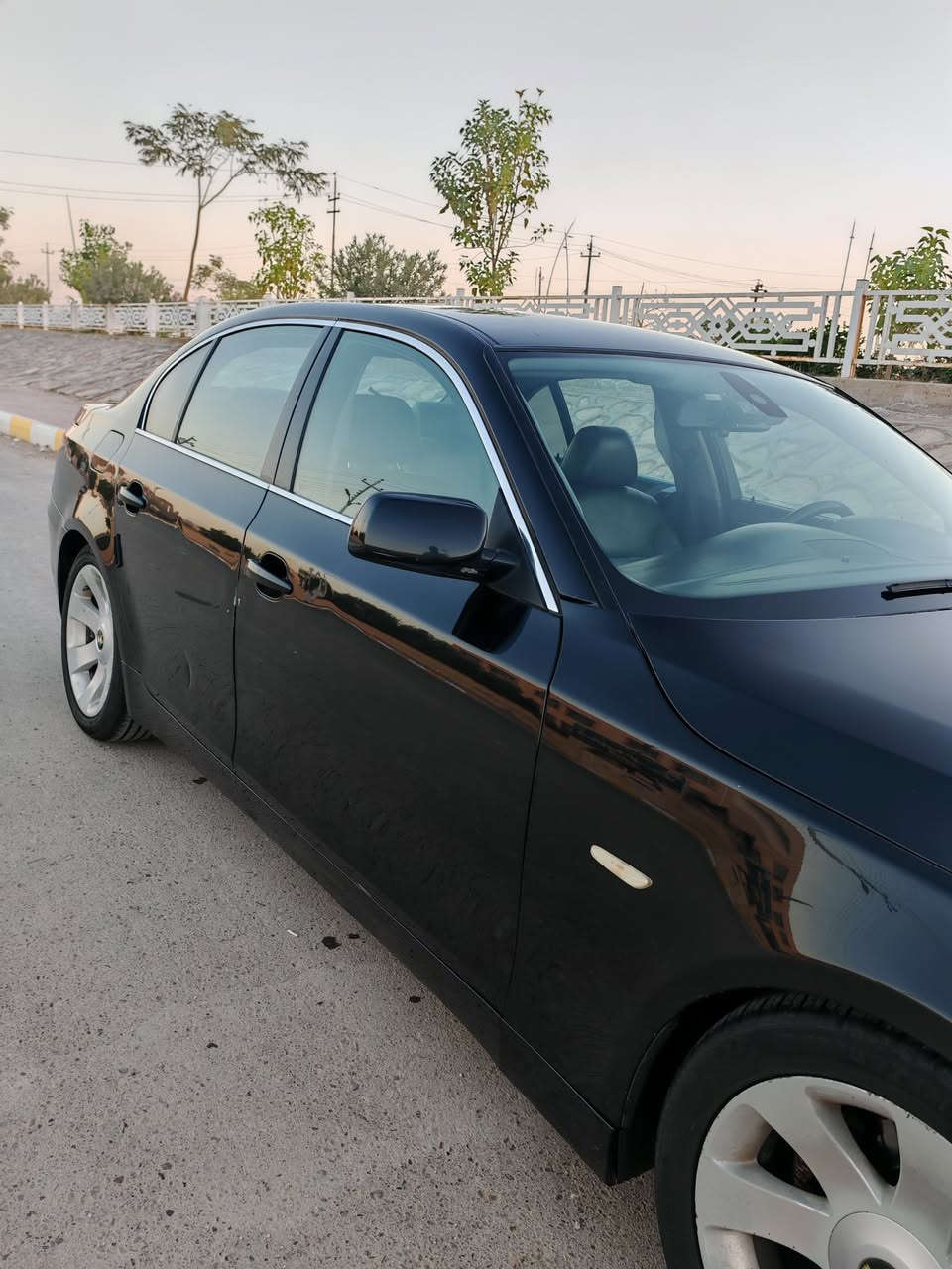 للبيع BMW 525i موديل 2005 (E60) — 
بسعر تنافسي جدًا لأن البيع لغرض السفر.

🧾 السيارة باسمي وما عليها أي مشاكل مرورية
⏳ عندي السيارة من 13 سنة (يعني أعرفها شبر شبر ومُحافظ عليها)
✅ النظافة والحالة
بدون حادث
بدون صبغ نهائيًا ما عدا الدعامية الأمامية والخلفية
داخل جلد أسود بحالة ممتازة
تبريد ممتاز (ماكو مشاكل حرارة)
⭐ المواصفات
iDrive شاشة أصلية مع ماوس + نظام صوت هارمن كاردن الأصلي
لايت زينون بلادي
حساسات أمامية وخلفية
مثبّت سرعة
بلادي ويل 18
قير أوتوماتيك مع وضعيات القيادة (D / S) “عادي + رياضي”
⚠️ ملاحظات بشفافية (حتى تكون الصورة واضحة) — والسعر محسوب عليها
تسريب دهن من المحرك (تنقص دهن بسبب التسريب)
أحيانًا أثناء المشي يصير تذبذب/خربطة بالـ RPM
شخوط بسيطة بالكشر الخارجي تحتاج بوليش وترتيب
جوزة قفل باب السائق بيها خلل وتحتاج تبديل
مكينة جام باب الصدر لا تعمل
البردة الخلفية كهربائية لكنها تحتاج صيانة
الشاشة الوسطية أحيانًا مع الشمس تخربط وقد تحتاج تبديل
💰 السعر: 80 ورقة  
السيارة نظيفة ومواصفاتها كاملة عدا الفتحة… والملاحظات مذكورة بوضوح حتى يكون التعامل سريع وواضح للجادين.                                                                                           
📍 الموقع: الأنبار – الرمادي
📌 الممشى: 250 ألف كم
📞 للتواصل: ***********
