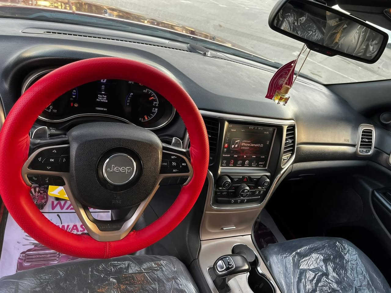 السلام عليكم شلونكم شباب
Jeep Grand Cherokee: 2015

-------------------------------------
#السعر :225$ وبيه مجال بسيط
‏
#رقم الهاتف : ***********

#رقم السيارة : بغداد إنكليزي 

#مكان السيارة : العماره  
-------------------------------------

السلام عليكم 
للبيع  Jeep Grand Cherokee موديل 2015 
وارد أمركي ضررها جدا بسيط صور الضرر مرفق بل منشور 
السيارة بيها قطعتين صبغ جاملغ امامي الايسر و بنيد بيها بارد بسيط بلباب الخلف السائق والجاملغ بدون خدوش موضح
والباقي كفاله عامه 
السيارة مسويلها سيرفس كامل قبل فتره صدر كامل تايرات تخم جديد  منضومة الماء بل كامل  
برمجه الشاشات نضام SRT  السيارة عزمها جدا حلو شرط احلى من الصور
ومواصفات السيارة معروفة بدون ذكر
السياره متعوب عليها كامله مكمله 

هزه وسنويه وأرقام جديد بأسمي 

سيارة بدون اي نقص واحلة من صورة شرط التحويل ❤️‍🔥

-------------------------------------
