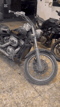 شبابنا الطيبين  تم العمل على دراجة هوندا شادوا سلاشر   صيانه على المحر...