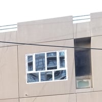 ساحة ١٣٠٦ • قاطع بلكون مربع • زجاج برونزي ٤ملم