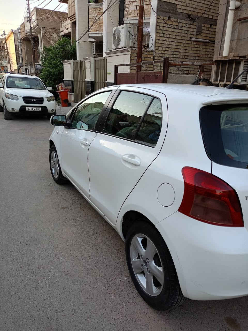 تيوتا يارس موديل 2008 محرك 4 سلندر 1300 اقتصادية جدا كير ومحرك وتبريد وتدفئة وصدر امامي وخلفي كلها ممتازة تخم تاير جديد صدر جديد كهربائيات كلها شغالة مابيه اي نقص لايتات زنون ارضية مغلفه جلد كشنات مغلفة والاصلايات جدد شاشه وكاميرة بيها صبغ صفاح بسبب شخوط وبس صندوك وقماره وبنيد بدون صبغ سياره نضيفه جدآ وممتعوبه رقم بغداد الجديد بأسمي السعر 75 مكاني الشعب شارع عدن  للاتصال ***********
