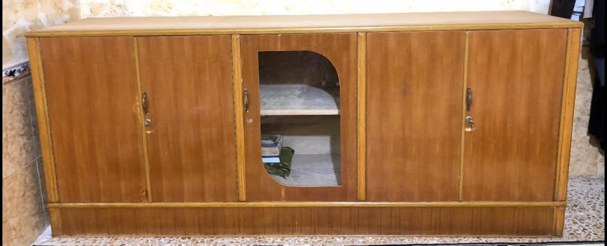 بوفية مستخدمة استخدام قليل قياس مترتين ونص سعر ٣٥٠ الف وبيها مجال للاستفسار واتساب ***********
