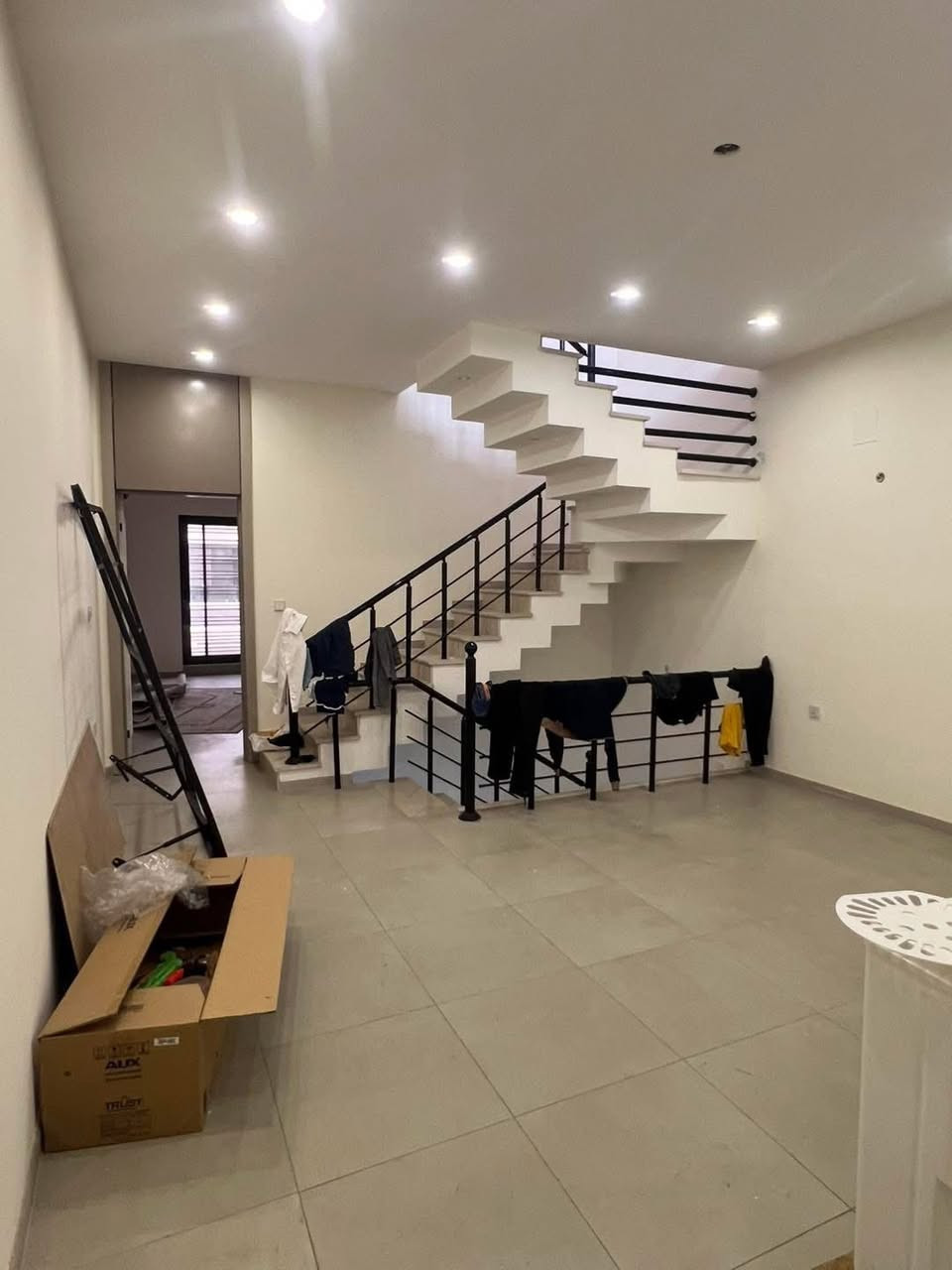 #يعلن_مكتب_عمار _للعقار

بيت مساحه 100 متر للبيع 🏠🍂

الواجهه 5 متر 
نزال 20 متر 

سنه البناء 2025مسكون قليل جداا😍
البيت مدخلين 

يحتوي على  استقبال ومطبخ وغرفه نوم وصحيات  عدد 2 ومنور 
الطابق الثاني :: غرفتين نوم وصحيات 
الطابق الثالث :: بيتونه وسطح 

العنوان :: حي الجهاد :: المخابرات :: خلف جامع محمد رسول لله :: مربع ال300 
منطقه راقيه جداا وكامله خدمات 

السعر والاستسفار الاتصال ***********
