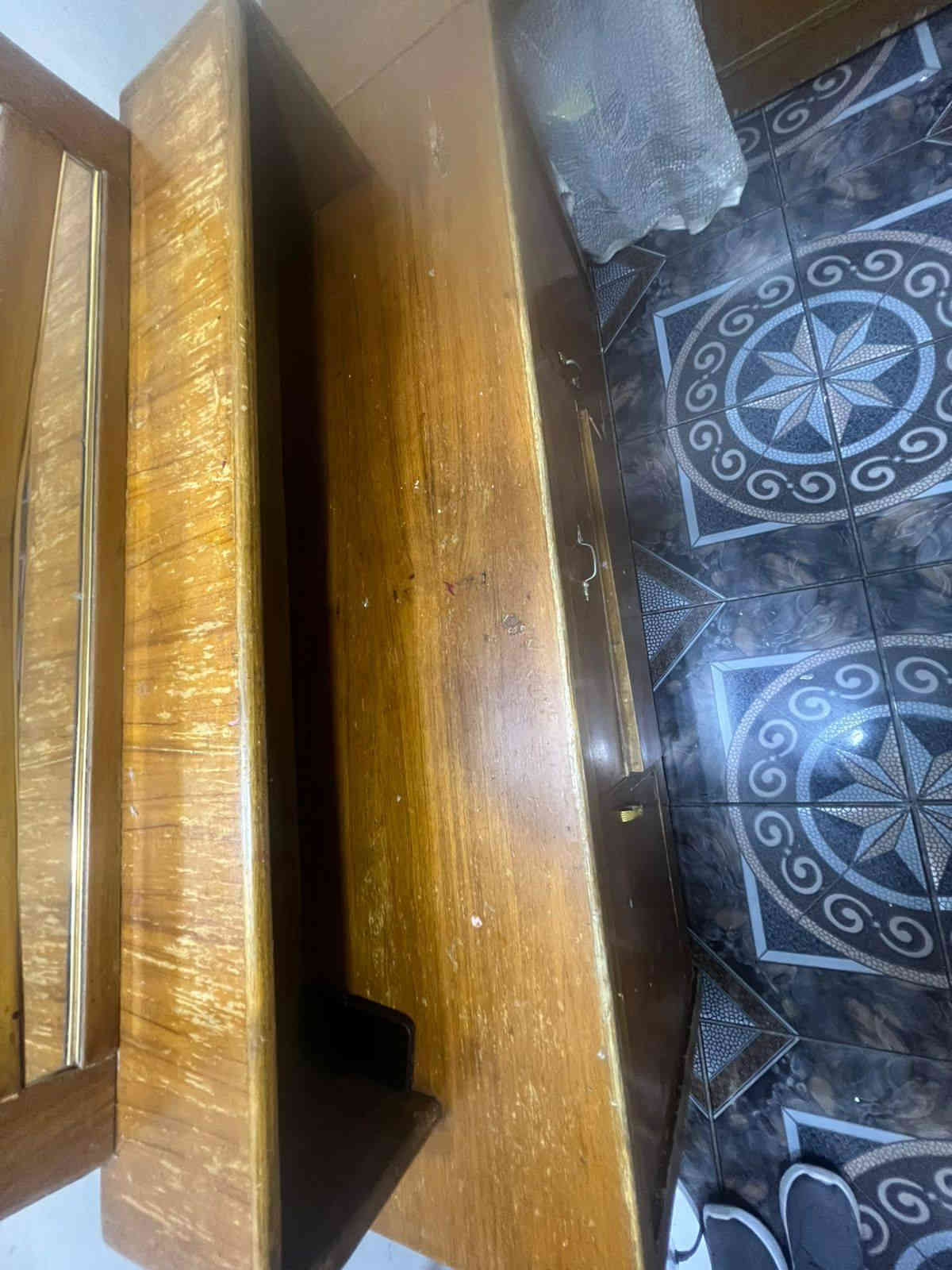 السلام عليكم 
غرفه اخشاب بس يرادلهه صبغ وشويه تعديلات مثل مموضح بالصور 
الزعفرانيه الاربع شوارع 
السعر ٦٥٠
الاتصال على الرقم الموجود ***********
