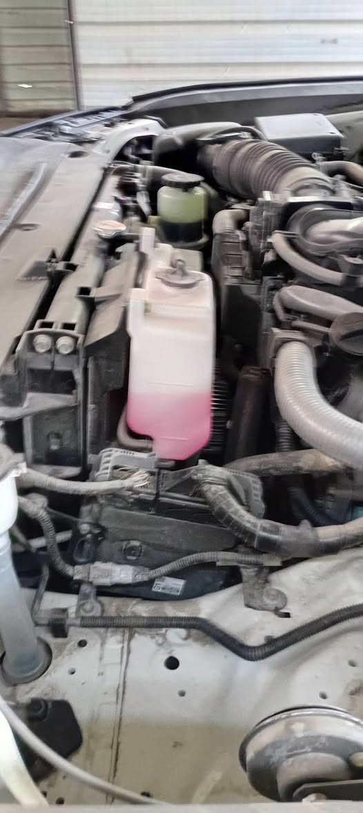 السلام عليكم الاندكروز موديل ٢٣ ماشيه ٤٤ تنفس طبيعي ساز مقفوله  بسمي مواصفات  اربعه بصمه أبواب كراسي كهرباء  مرايه شفط صندوق كهرباء  تحكم استرن جهدين ٨ يرباك  حساسات أمامي خلفي كراسي تبريد حاكيه   ثلاثه شاشات طبيق رقم وهزه جديده السعر ٦٥الف دولار  وبيه مجال رقم الموبايل ***********
