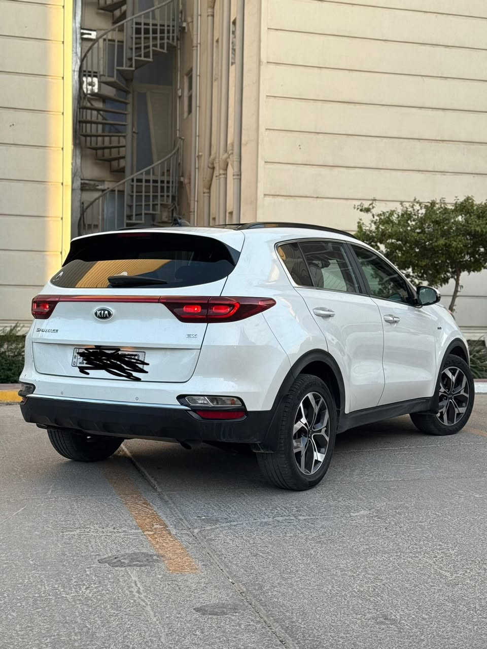 كيا سبورتج  sx  فول مواصفات  اعلى فئه موديل 22. ماشيه 55محرك 2400
GDi
صورة الحادث موجوده والسونار مال مندلاوي موجود بالمنشور  
تبديل جاملغ اصلي نفس اللون يعني السياره بدون صبغ   بيها بارد اباب الصدر 
مكينه وكير كفاله  من الفتح  السعر 180 وبيها مجال بسيط 
بأسمي رقم دولي مكاني بغداد الشعب 
الاتصال  *********** بي واتساب
