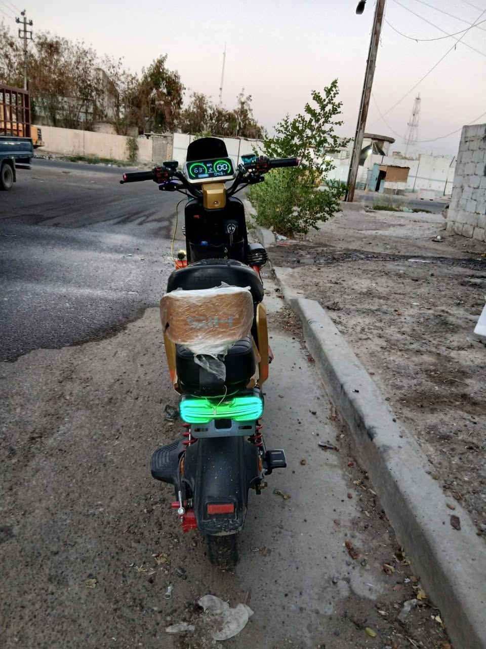 السلام عليكم عندي دراجه للبيع شحن اكس 900 بطاريات جدد 5 كبار والدراجه هواي بيها مواصفاتبسرعه وسرعتها 110 مكان بغداد السعر 350 وبيها مجال  شراي  على رقم*********** بيع مراوس حسب القناعه بطاريات ابو الولد حجم البطاريات 32 امبير
