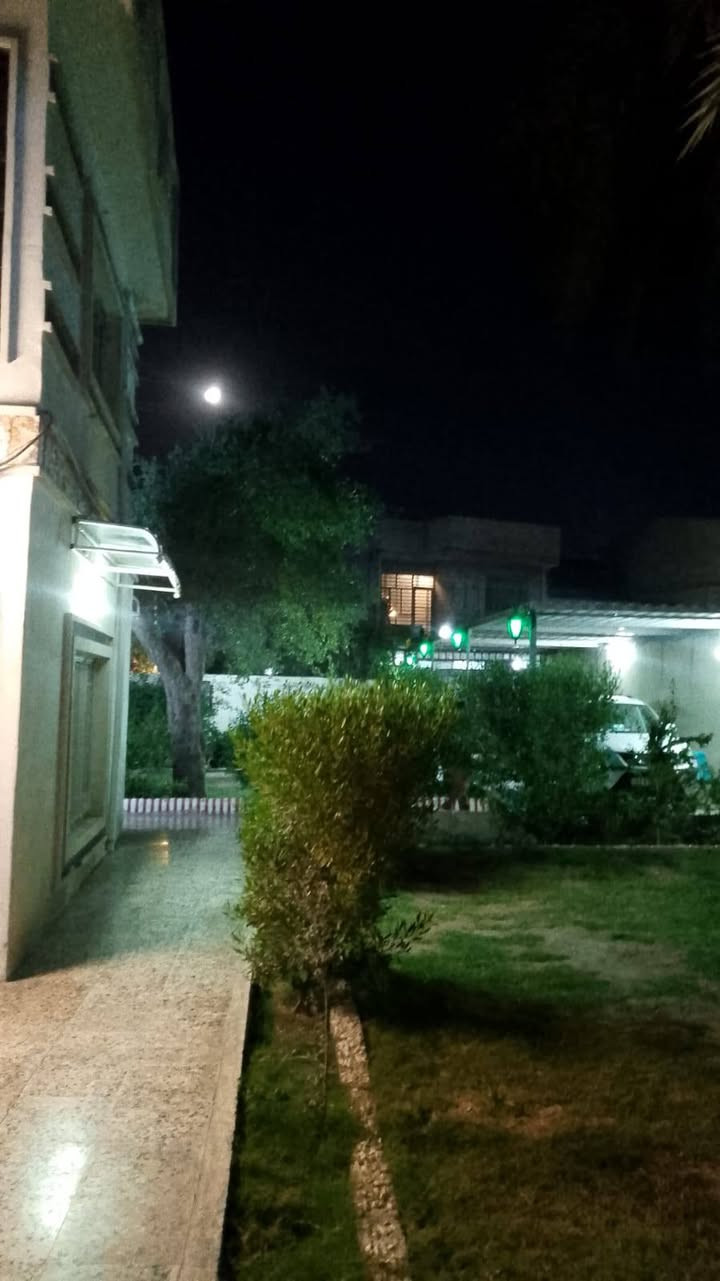 يالله سلام عليكم
بيتين مساحة ٩٤٠متر
طابو سند ٢٥ 
البيت إلاول  يحتوي على
٥ غرف نوم استقبال
حمامات عدد ٣ مطبخ وصاله 
البيت الثاني يحتوي على ٤نوم 
مطبخ استقبال وصاله حمامات عدد ٢
حديقة وكراج 
وحديقة ثانية خلف البيت 
موقع البيت قريب كلش الشارع العام 
مسافة ٥٠ متر العنوان المداىن منطقة الجعاره قرب جامع سيد علي
للاستفسار الاتصال على ***********

