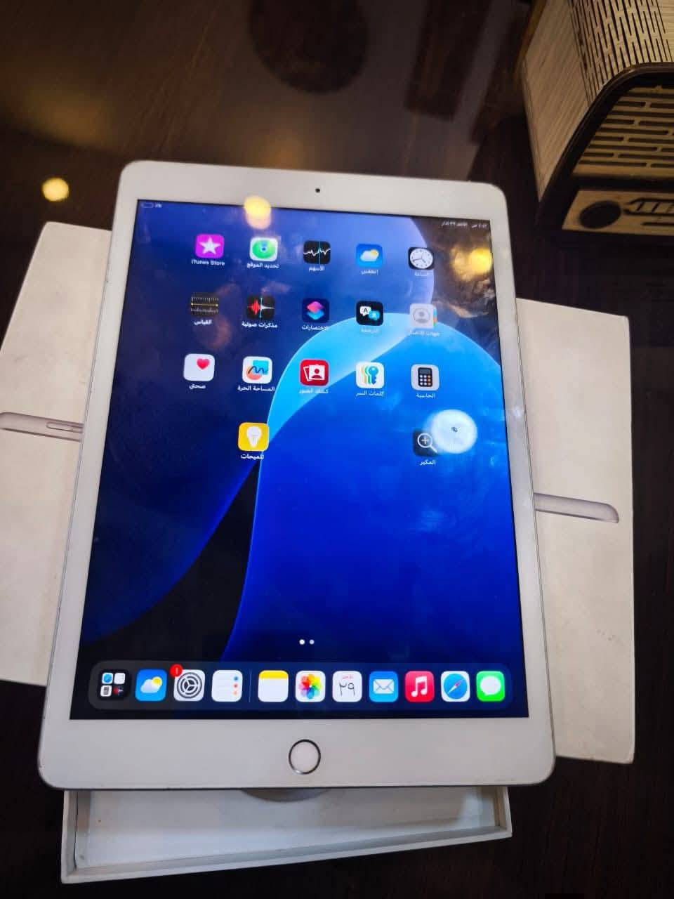 السلام عليكم مره خصه الادمن 
## 📱 للبيع: iPad 7th Generation (جيل سابع)
الجهاز بحالة ممتازة جداً (وضع الشركة) ونظيف جداً، استخدام راقي.
### 🔍 المواصفات والتفاصيل:
 * الحالة: وضع الشركة (قفل) مامنفتح نهائياً ولا مبدل به أي قطعة.
 * البطارية: نسبة الصحة 82% (أداء جيد جداً).
 * الذاكرة: 32 جيجا.
 * الملاحظات: الجهاز شغال بالكامل وما به أي نقص، فقط بصمة الدكمة (الـ Home) متوقفة، وباقي اللمس والعمليات طبيعية 100%.
### 📦 الملحقات:
 * الكرتونة الأصلية.
 * كيبل الشحن الأصلي.
📍 المكان: [النجف وما عندي توصيل ]
💰 السعر: [150] (/ مجال بسيط)
📞 للتواصل: مراسلة الخاص
الجهاز فقط دراسه وهسه خلصت دراسه واريد ابيعه واسف على الاطاله


**إذا كنت صاحب هذا الإعلان وتريد حذفه لأي سبب، رجاءا أرسل رسالة إلى الدعم الفني**