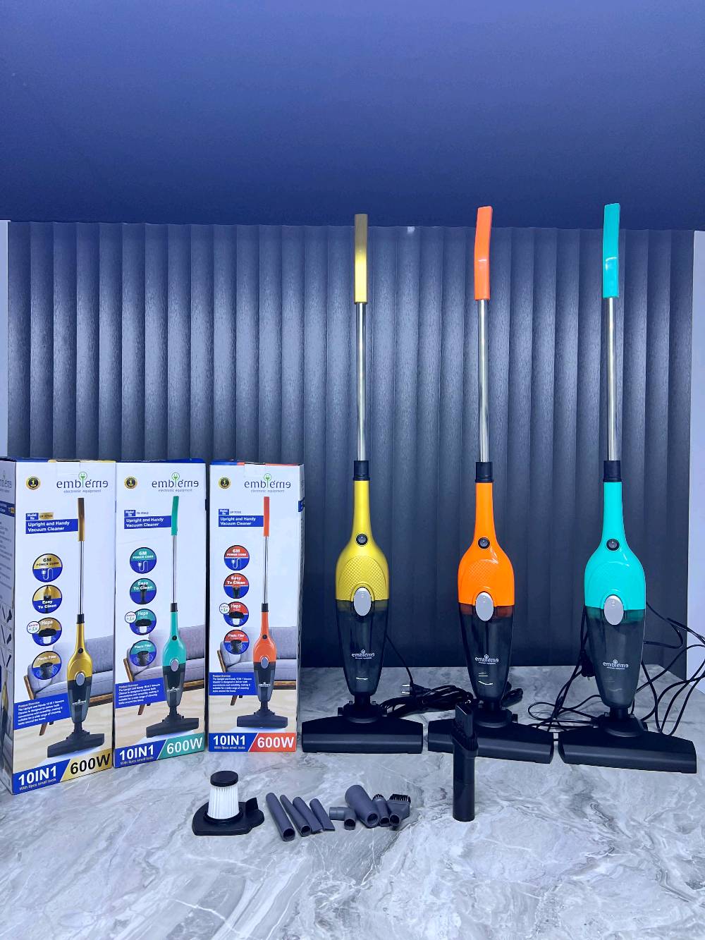 مكنسة امبليوم العامودية – نظام الإعصار 10×1 | الإصدار الجديد 
الي جرب الاصدار القديم يعرف كفاءتها ✅✔️

أناقة بالألوان الذهبي ✨ البرتقالي 🟠 التركوازي 🟢 تخليها قطعة مميزة بكل بيت
• قدرة 600 واط حقيقي بأداء قوي وشفط فعّال
• ملف نحاس لتحمل أعلى وعمر أطول
• خزان أتربة أكبر بسعة تقريبًا 1 لتر لراحة استخدام أطول بدون تفريغ متكرر
• نظام إعصار متطور لشفط ثابت وقوي
• فلتر احتياط لدوام الأداء والنظافة
• ملحقات خاصة للأماكن والزوايا الضيقة وصعبة الوصول
• مناسبة لتنظيف الأرضيات، السجاد، القنفات، أثاث البيت والسيارة
• خفيفة الوزن ومحمولة وسهلة الاستخدام اليومي
• ضمان سنة كاملة من تاريخ الشراء
✨ اختيار عملي وقوي يجمع بين الشكل العصري والأداء العالي