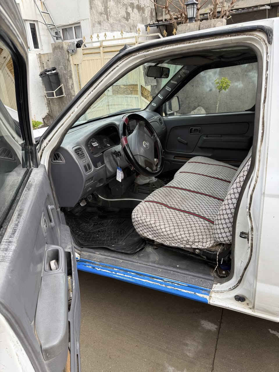 سەرەتا بە ناوی خوای گەورە 

نیسان پیکاب 2001 ئاڕمی پلاسیکی سلێمانی 
مەکینەی تازە تەعمیر 
پێشو دوای تازە داگیراوە 
تەبریدی ساردو گەرم بیعەیب 
چرکەی تیانیە  
دەعو لێدراو پارچەڕەشی نیە

ژ.م ***********
