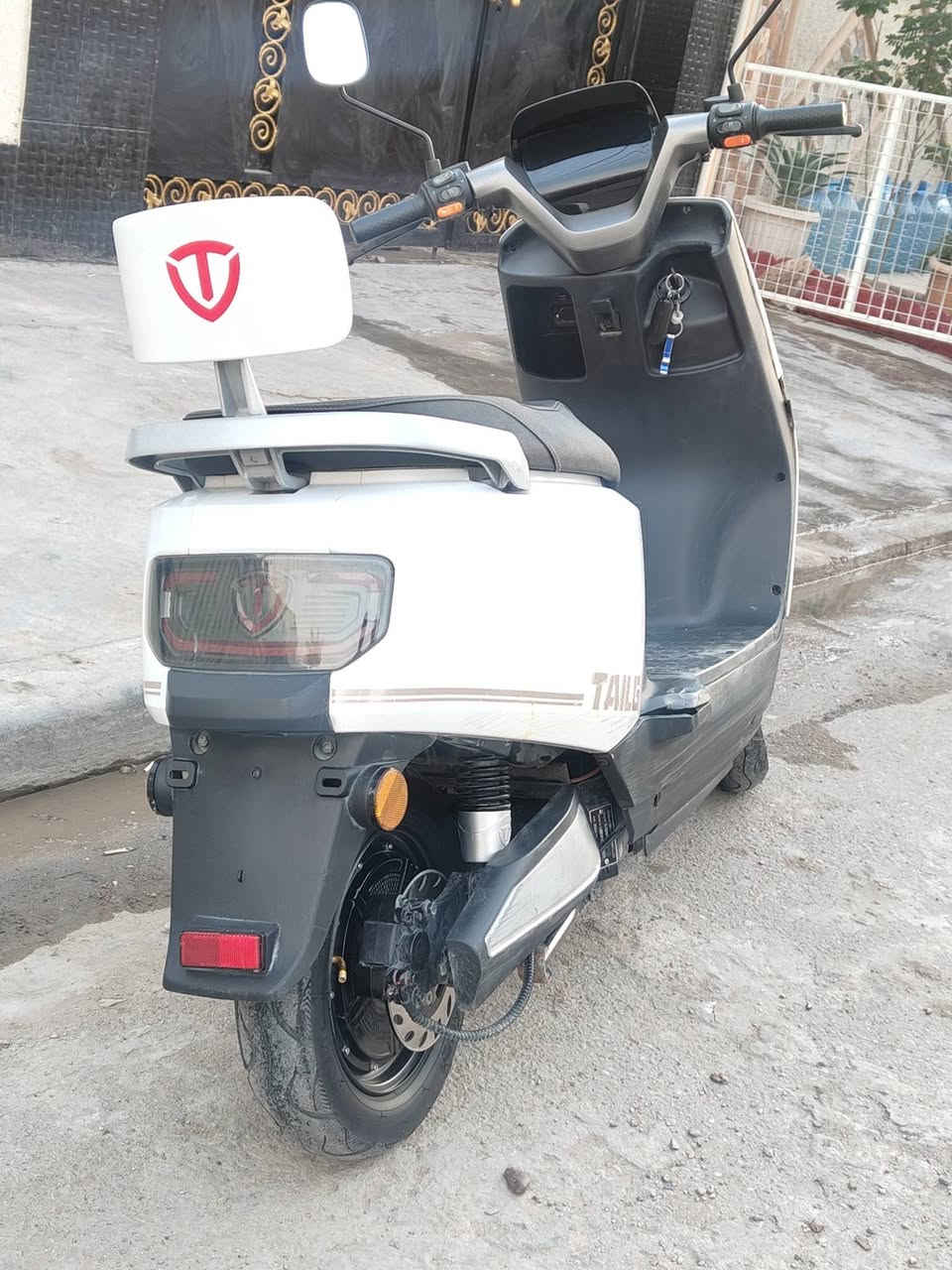 سلام عليكم من رخصه الادمن 
دراجه شحن TAILG موديل 2025 6 بطاريات كبار نادره بل سوك بطارياتها جديده بل جيس تايرات جديده الدراجه استعمال 3 أشهر ضمان بعدها بيها بعد 9 أشهر ينتهي ، مواصفاتها حلوه 3 نمره بدون بك الثالث يمشي 60 ع ويز تشغيل عن بعد كشن جلد لايت كلش قوي بريك امامي خلفي دسك نضام الاقتصادي بيها و APS دراجه نضافتها 80% حادث مالتها بل بجم وصفحه مثل موضحه بل صور سعر 750 بيها مجال حك الجيه بيع او مراوس بانزين للتواصل *********** ، *********** . بغداد / حي العامل
