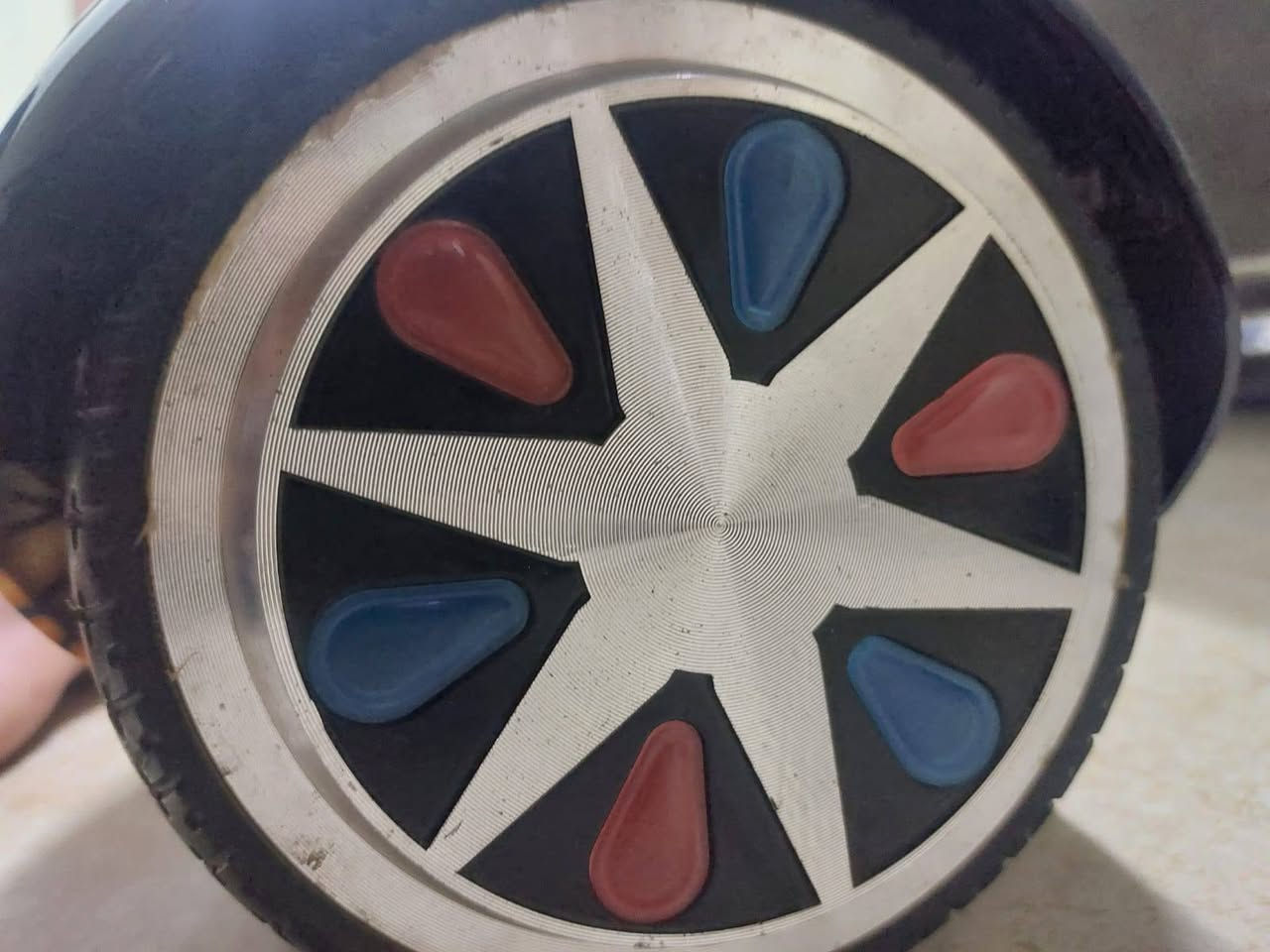 السلام عليكم للبيع سكوتر ذكي نظيف كلشي مابي بس كسر بل يدة ويجي وياه ريمونت وشاحن  وللسعر 90 وبيه مجال وللاستفسار: ***********
