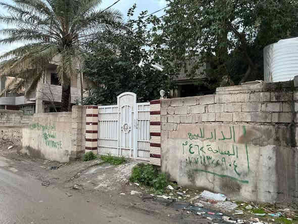 بعد التوكل على الله
⭐دار للبيع طابو صرف

الموقع: دلي عباس / الحي العصري
📍 موقع مميز جداً قريب من الشارع الرئيسي
📍 بجانب بناية تجارية (فرصة سكن + استثمار)

⸻

🔹 التفاصيل:
 • المساحة الكلية: 462 م² واجهة 21 م والنزال 22 م
 • مساحة البناء: 162 م² واجهة 7.5 م والنزال 22 م 
البناء يحتوي على حديقة خارجية/طرمة/هول/استقبال/صالة/مطبخ/غرفة نوم 

 • قطعة أرض ضمن الدار: 300 م² واجهة 13.5 م والنزال 22 م

⸻

⭐ يمكن بيع الدار او القطعة كاملة او مجزأة حسب الطلب 

⸻
📞 للاستفسار عن السعر وباقي التفاصيل يرجى التواصل على الرقم
***********
***********
