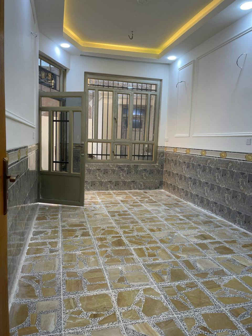 مشتمل للبيع — فرصة مميزة في حي المثنى ✨🏡
📍 الموقع: حي المثنى / خلف الشهداء
📍 بالقرب من جامع فاطمة الزهراء
📍 خلف أسواق البوشامان
🌟 موقع راقي وهادئ جداً

📐 المساحة: 149 متر
🏠 البناء: زيرو — بناء 2025
🏢 يتكون من طابقين
🛏️ يحتوي على 5 غرف نوم
🛋️ تصميم عصري وتشطيب مرتب

💰 السعر: 97 مليون
✅ السعر قابل للتفاوض

📞 للاستفسار والمشاهدة:
***********

🏢 زيارة مكتبنا:
مكتب القمة للمقاولات والاستثمارات العقارية
📍 سامراء — دوانم البوهراط — شارع المكاتب
