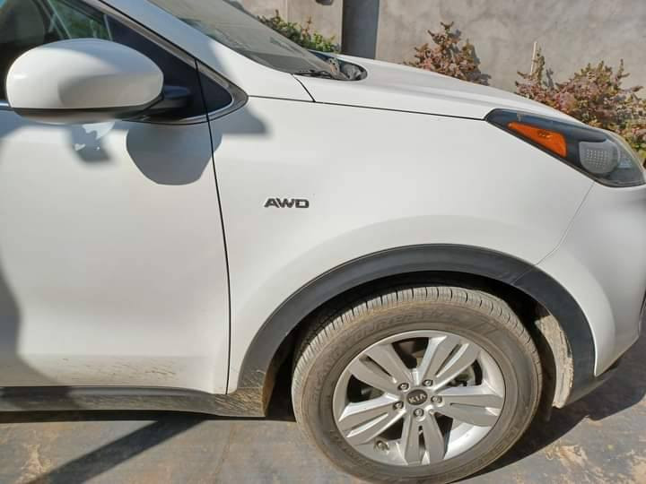 للبيع.. للبيع سبورتاج ٢٠١٨ امريكي.. 
بجم كبس.
بدون ايرباك.. بدون معجون..او صبغ
ضرر فقط..
(( جامرلغ خلفي يمين ومعدل باررد ومكحل))..

السياره بحاله ممتازة...وبدون أي نقص..
السعر (١٧٥)
للإستفسار..مع الرقم
***********
