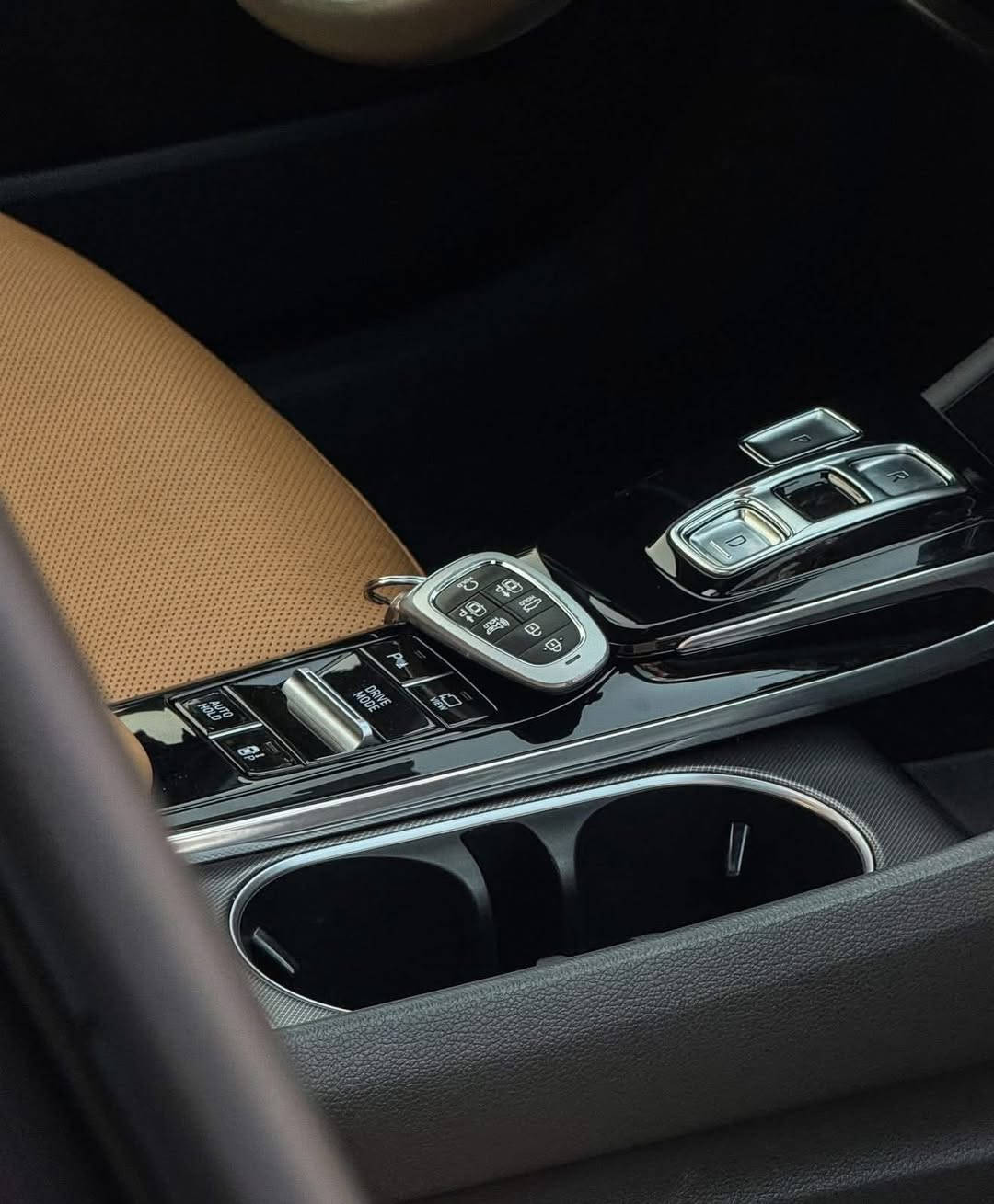 السلام عليكم ورحمة الله وبركاته. . 

————————————————————————
اسم السيارة : هيونداي سوناتا لمتد 
الفئة : لمتد 
الموديل : 2023 
عداد المسافة :45000 
رقم السيارة : اربيل 
السعر: 200 ورقة وبيها مجال
الضرر : كما موضح بل صور زائدpdr صار عندي بسيط جداً بدون فتح ولا قطعة محرك كير دواخل مكفولة من ڪل شي 
الايرباكات : ايرباك الدركة

————————————————————————
1-حجم المحرك 4 سلندر 1600 تيربو
2-عداد المسافة 45000
3-بصمة باب و بصمة تشغيل و تشغيل عن بعد 
4-ويل كب حجم 18 مع تخم تاير جديد 
5- لايتات زينون عالي ناصي اصل 
6- فتحة سقف بانوراما  
7- اشارات بالمرايا الجانبية
8- رادار جانبي 
9- حساسات امامية خلفية اصل 
10-كامرات عدد 4 برؤيا 360 درجة 
11- غرفة السيارة جلد جملي مميز المرغوب
12-ذاكرة خزن ميموري لكرسي السائق 
13- تحكم كهربائي لمقاعد المقدمة
14- رادار امامي تفاعلي مانع للتصادم
15- شفتات ستيرن للتحكم بالگير العادي
16- شاشة كبيرة الحجم للتحكم بمجموعة من الايعازات
17- كامرة خلفية
18- عارضة بيانات على الجامة الامامية
19- 4 وضعيات للقيادة 
20-الكراسي الامامية تبريد + تدفئة
21-مانع الخروج عن المسار
22- امكانية تقديم السيارة للأمام و الخلف عن طريق الريمونت 
23-شاحن وايرليس لاسلكي
24- تحكم ستيرن جهتين متكامل

وباقي الموصفات المعروفة
 
السعر المطلوب 200 وبيها مجال

الرقم :-***********

🔴العنوان:النجف الاشرف-
