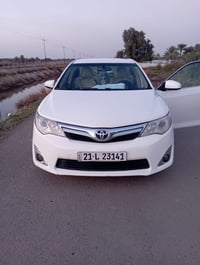 للبيع كامري موديل 2013  نص فول ماشيه 134km السياره جديده بيهه باب مبدل...
