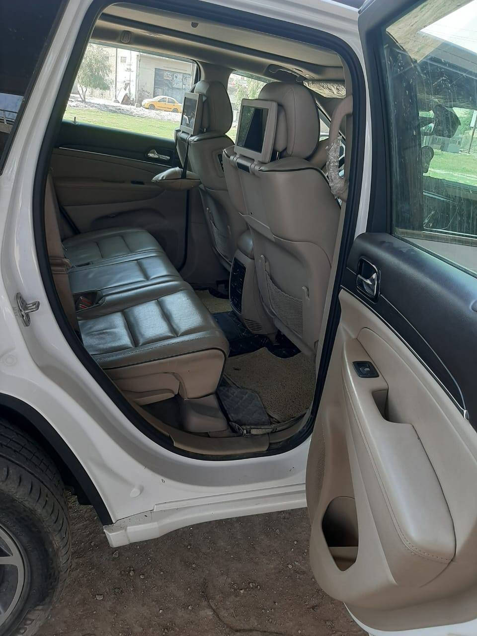 السلام عليكم للبيع جيب خليجي موديل 19 فول مواصفات السياره مكفوله من كلشي عدا الواضح بل سونار سنويه جديده مكان بغداد الشعله بيع مستعجل 240 ورقه ***********
