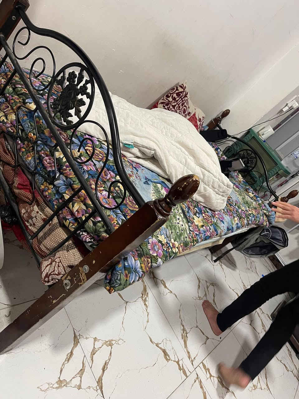 #بيع مستعجل 
سرير حديد عدد3 ب35 +سرير خشب ب40 
طباخ منضدي ب25 
فرن كهربائيّ الاوتوماتيك عاطل فقط ب15 
ميز مكتبي تركي ب 15
صوبات كهربائيه عدد2 ب25 
المكان موصل_حي الحدباء_سايدين البحرين 
للاستفسار متوفر واتساب او الاتصال على الرقم ***********
