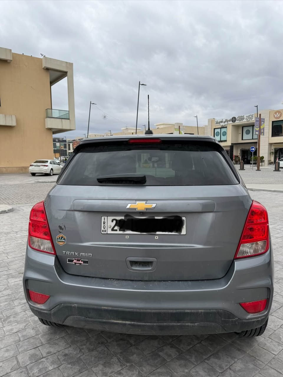 شوفيرليت تراكس  AWD 2020 للبيع. 

محرك 1.4L توربو - وارد أمريكي - شاشة لمس 7 بوصات - نظام صوتي مع ست مكبرات صوت - تحكم في الثبات - تحديد السرعة - أوتو هولد ومساعد صعود.

 رقم وهزة وسنوية جديدة  2028 
ماشيه 77 ألف ميل - تحويل شرط وكالة ب اسمي حادثة مبين ب صور صبخ بس البوند مبدل يعني قطعة واحد. 

ملاحظة الكاسكيت ضعيف يحتاج ٢ ورقة مصرف. 

و ١٨ ورقة غرامة علي ينزل من السعر

السعر ٩٨  ورقة و بية مجال 

للتفاوض. الرقم ***********. أربيل, العراق
