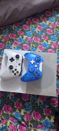 إكس بوكس وان اس هارد واحد تيره كامل ملحقات جويستك 2 بس الفيشه مال يده ...