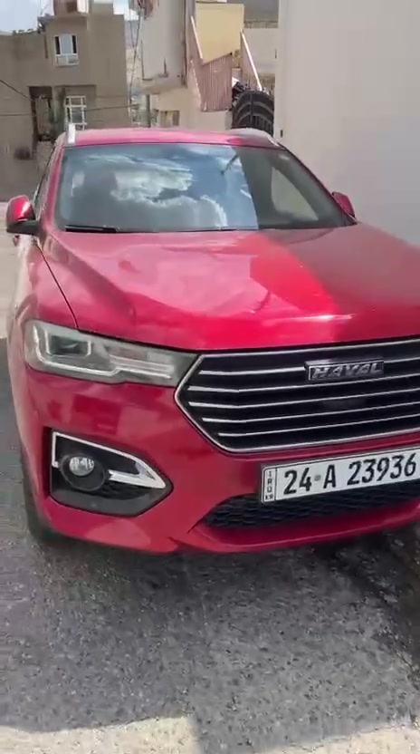 Haval H6  فول الفول سعر 135 ورقة
📣 #سيارة_للبيع: هافال Haval H6 موديل 2021 (فول مواصفات 1/1) 🔥
السلام عليكم إخواني.. عارض سيارتي هافال H6 موديل 2021 للبيع، السيارت بحالة ممتاز ومليانة مواصفات تكنولوجية وأمان.

📌 تفاصيل السيارة:
الموديل: 2021
العداد (الماشية): [68 ألف كم]
المحرك: 2.0 لتر توربو (عزم وقوة ممتازة واقتصادية بالوقود)
اللون: [ماروني]
الحالة العامة: مكفولة من (الضربة، الصبغ) 
✨ أبرز المواصفات (فول أبشن 1/1):
البانوراما: فتحة سقف بانورامية كبيرة.
الشاشات: شاشة وسطية عملاقة تدعم Apple CarPlay و Android Auto + شاشة عدادات رقمية ديجيتال.
الرادار والأنظمة الذكية: رادار تحديد مسار، رادار منع التصادم، قرائة علامات الطريق، ومثبت سرعة ذكي (تفاعلي).
الكاميرات: منظومة كاميرات 360 درجة (رؤية محيطية كاملة بدقة عالية).
الحساسات: حساسات أمامية وخلفية مع نظام الاصطفاف الذكي (السيارة تبركن وحدها).
الراحة: كراسي جلد (تحكم كهربائي + نظام تدفئة وتبريد للمقاعد)، إضاءة داخلية محيطية (Ambiente Light).
التشغيل: بصمة تشغيل، وبصمة أبواب، مع تشغيل عن بعد.
الصندوق خلفي: يفتح ويغلق كهربائياً (جك).
💰 السعر والاتصال:
السعر المطلوب: [اكتب السعر هنا، مثلاً:  135ورقة ]
مكان السيارة: [ دهوك ].
للتواصل والاستفسار: يرجى المراسلة على الخاص 📥 أو الاتصال مباشرة على الرقم: [***********] 📞.
