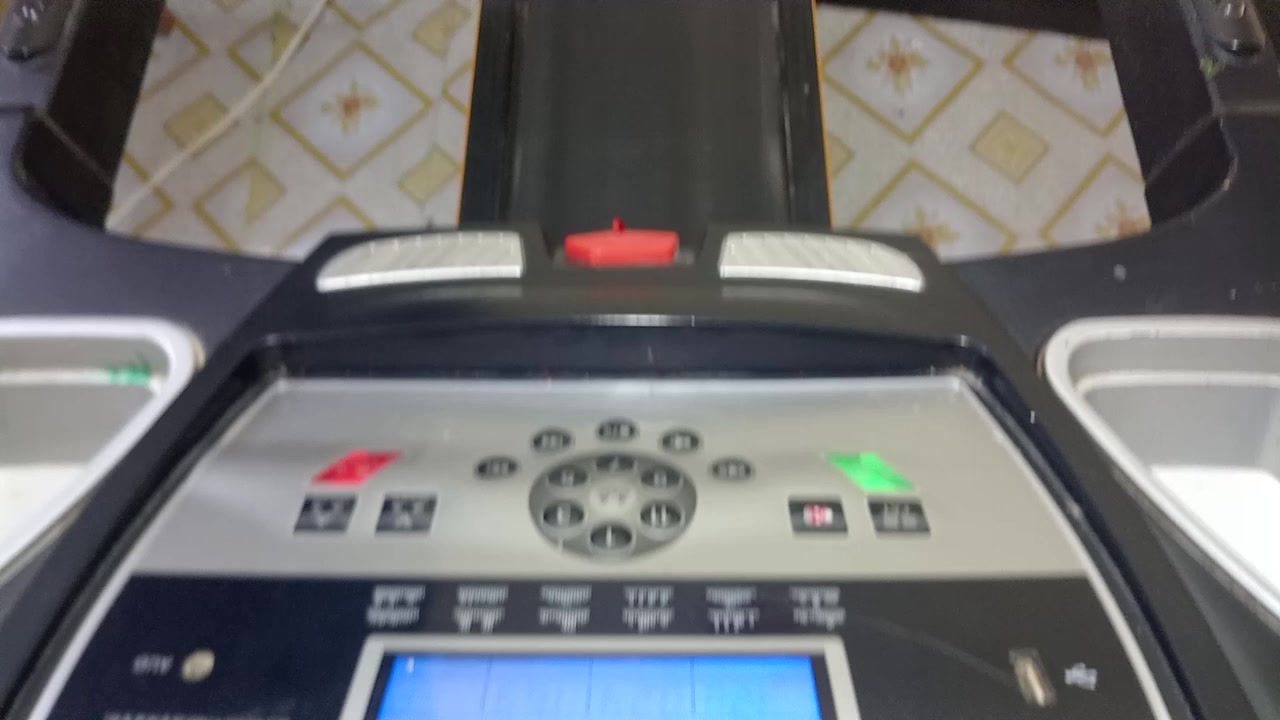 سلام عليكم 
جهاز جري مستخدم نظيف شغال فقط الغطاء الأمامي مكسور مثل ما موضح في الصور السعر 100 الف مكان بغداد شارع حيفا اتصال *********** وبي واتساب
